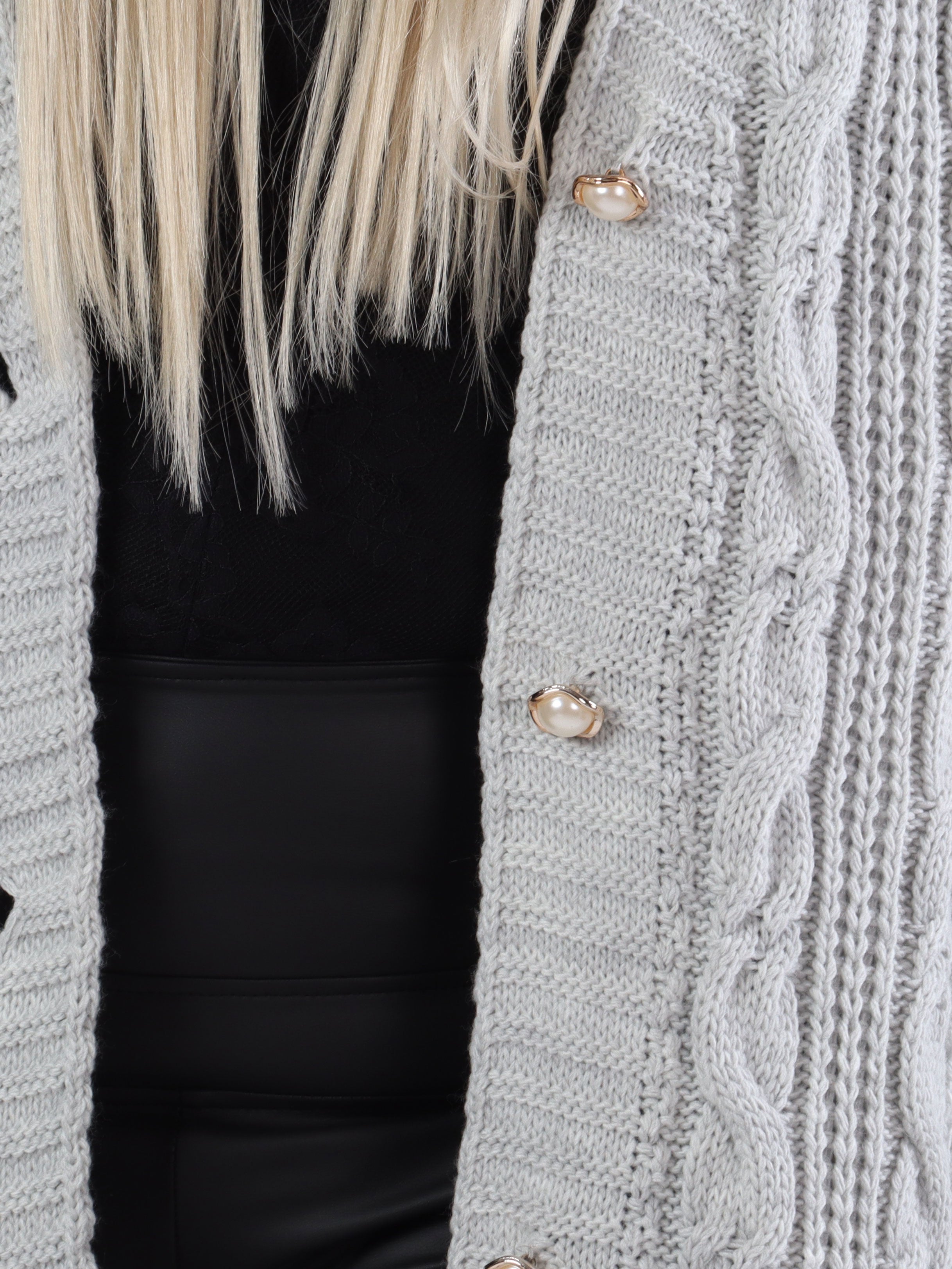 Noa - Plus size kofta med kabelstickning