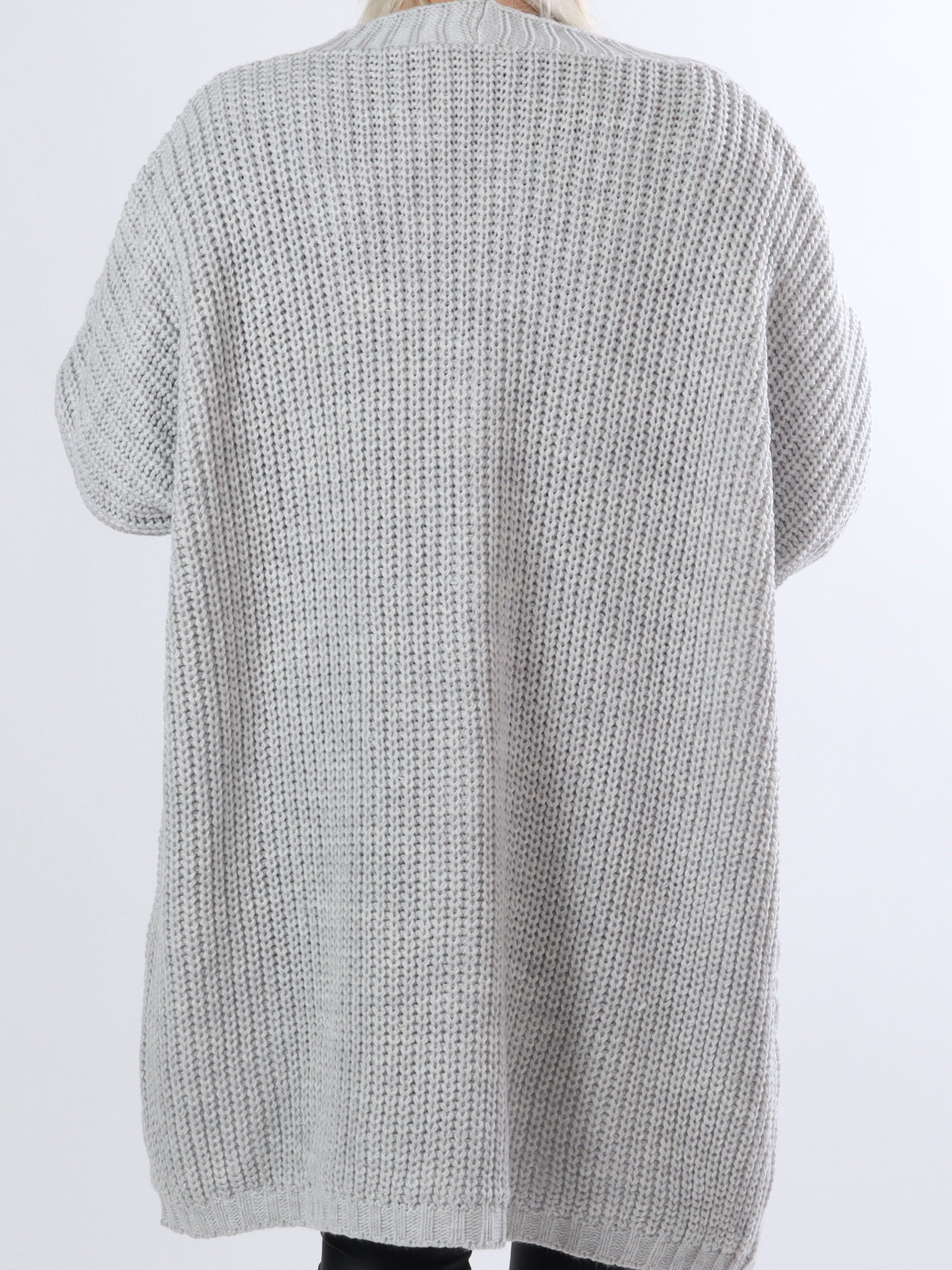 Noa - Plus size kofta med kabelstickning