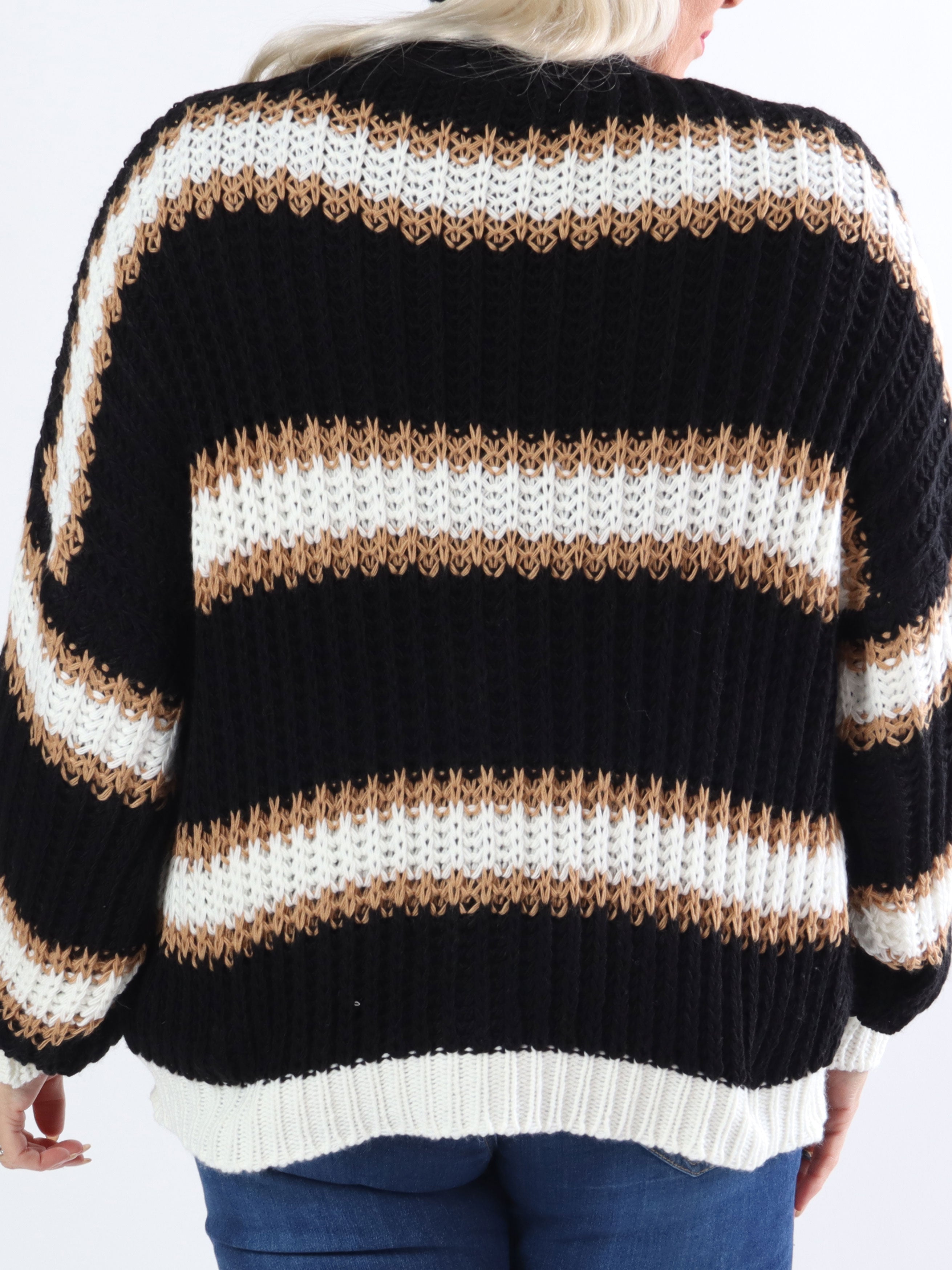 Noelia - Kort stickad plus size kofta med ränder - Petroleum