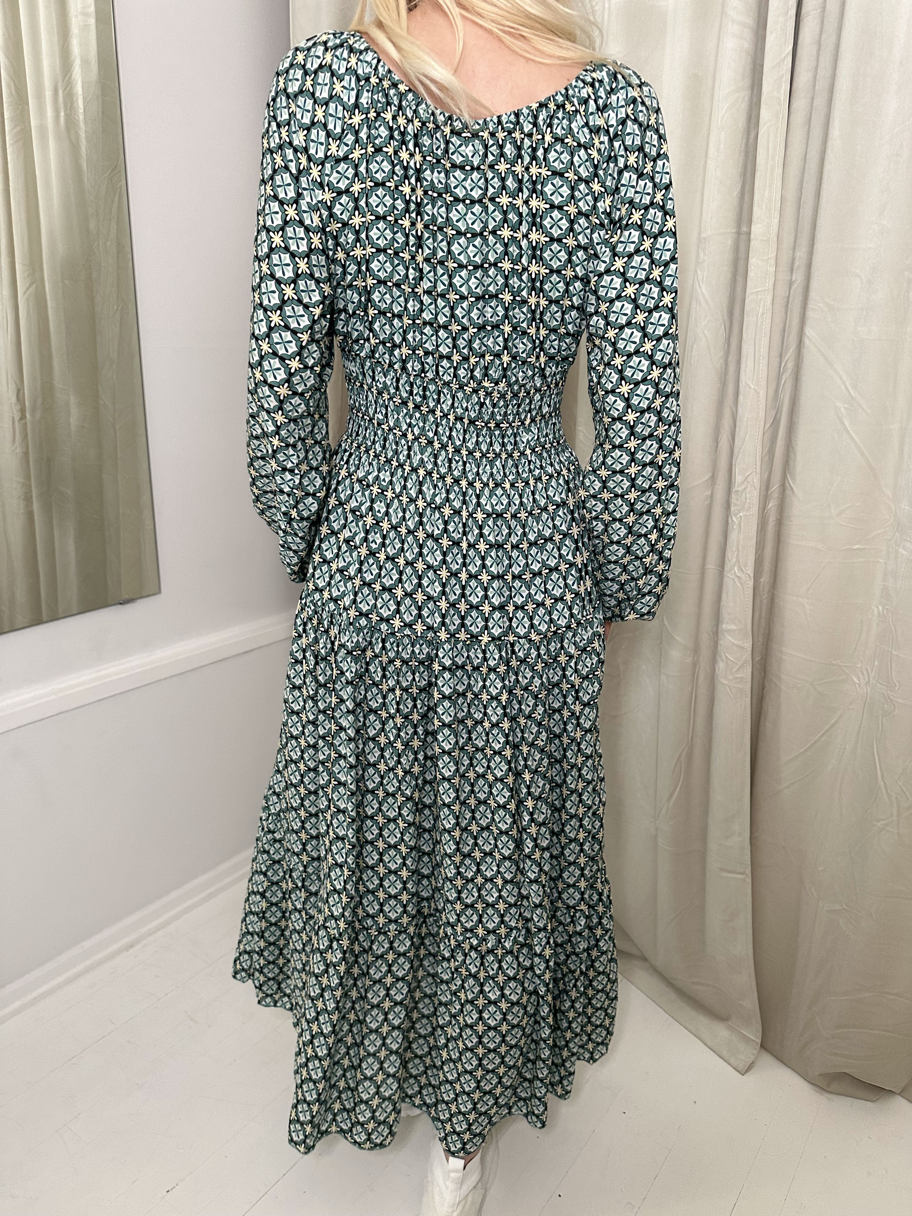 Noemi - Lång klänning med bred gummiband i midjan