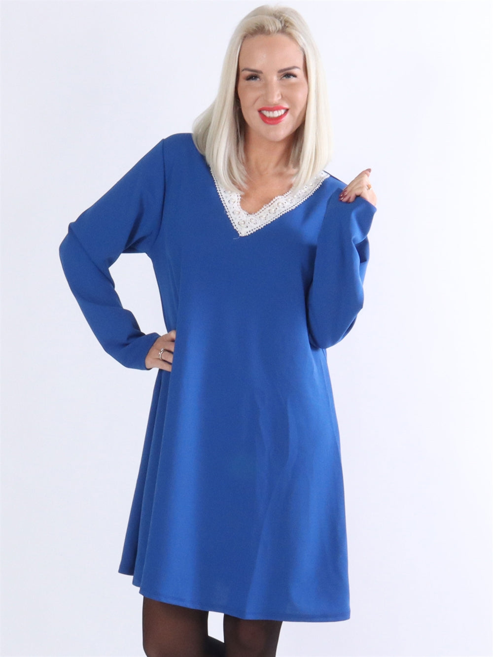 Norina - Armégrön klänning med broderi och pärlor i halsen