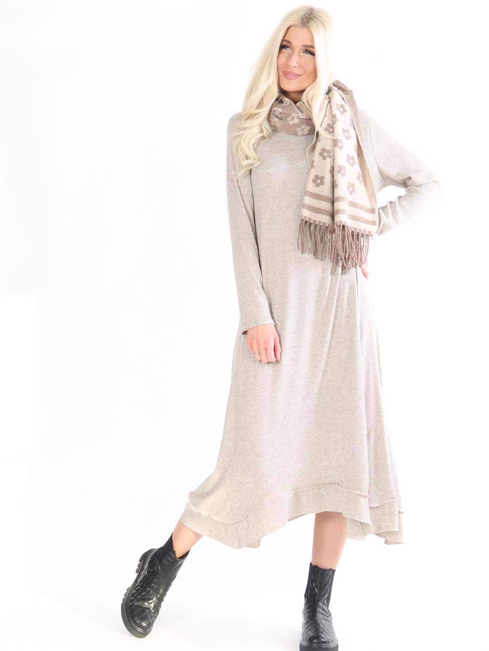 Norma - Lång mjuk ribbad klänning