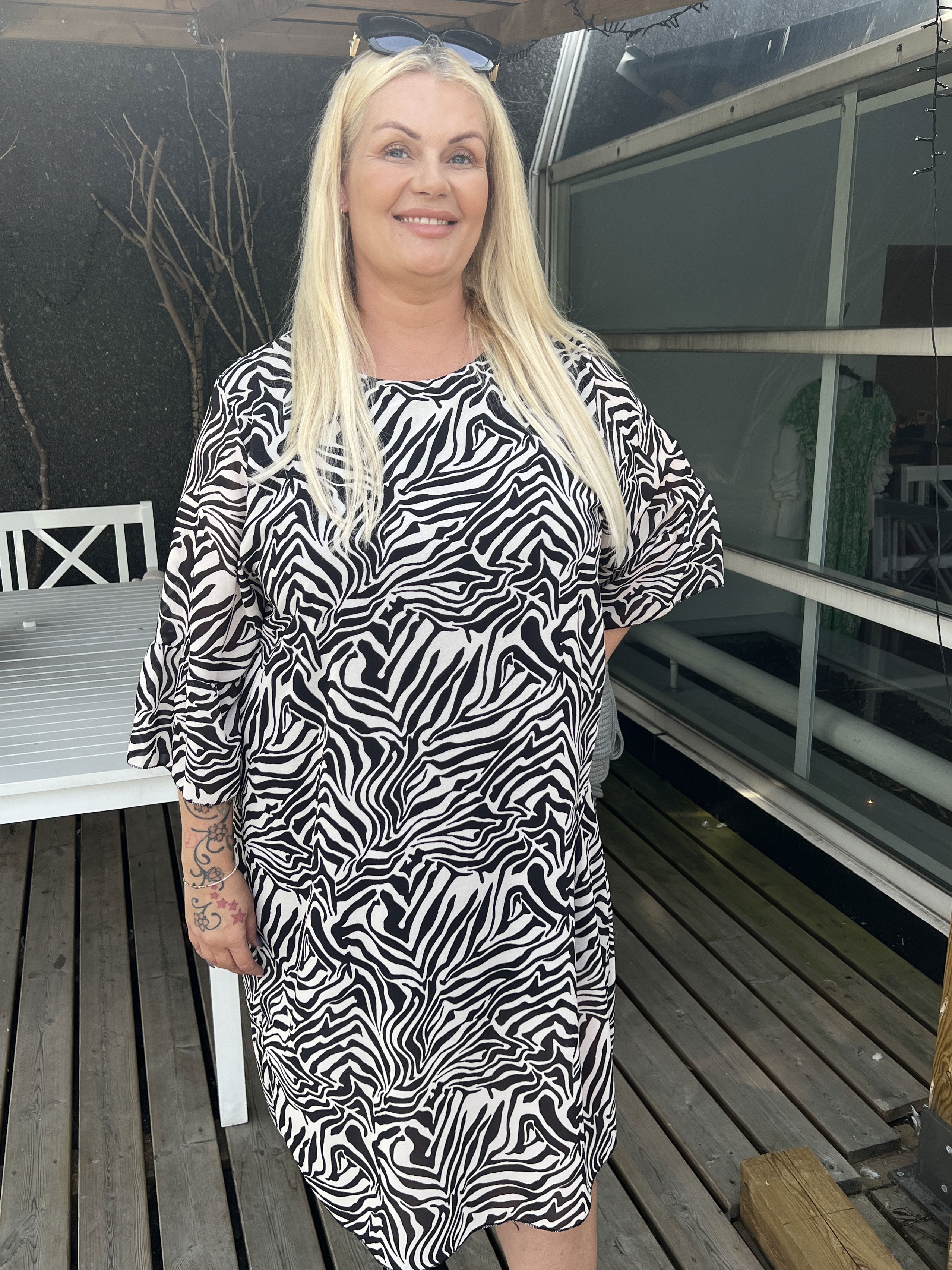 Olive - Zebramönstrad klänning med fin ärm i plus size