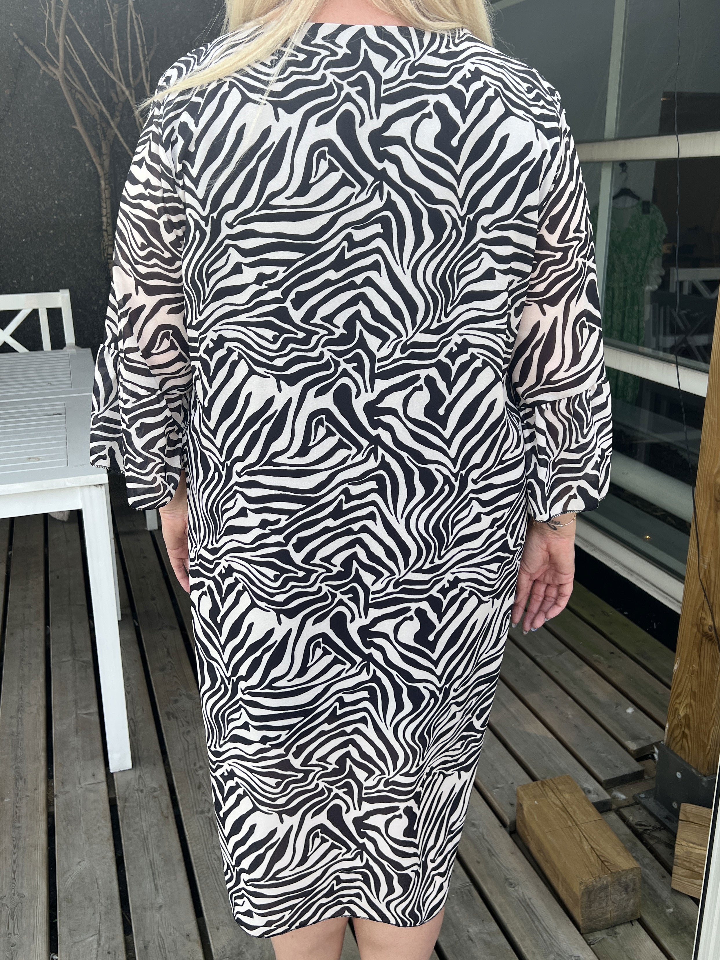Olive - Zebramönstrad klänning med fin ärm i plus size