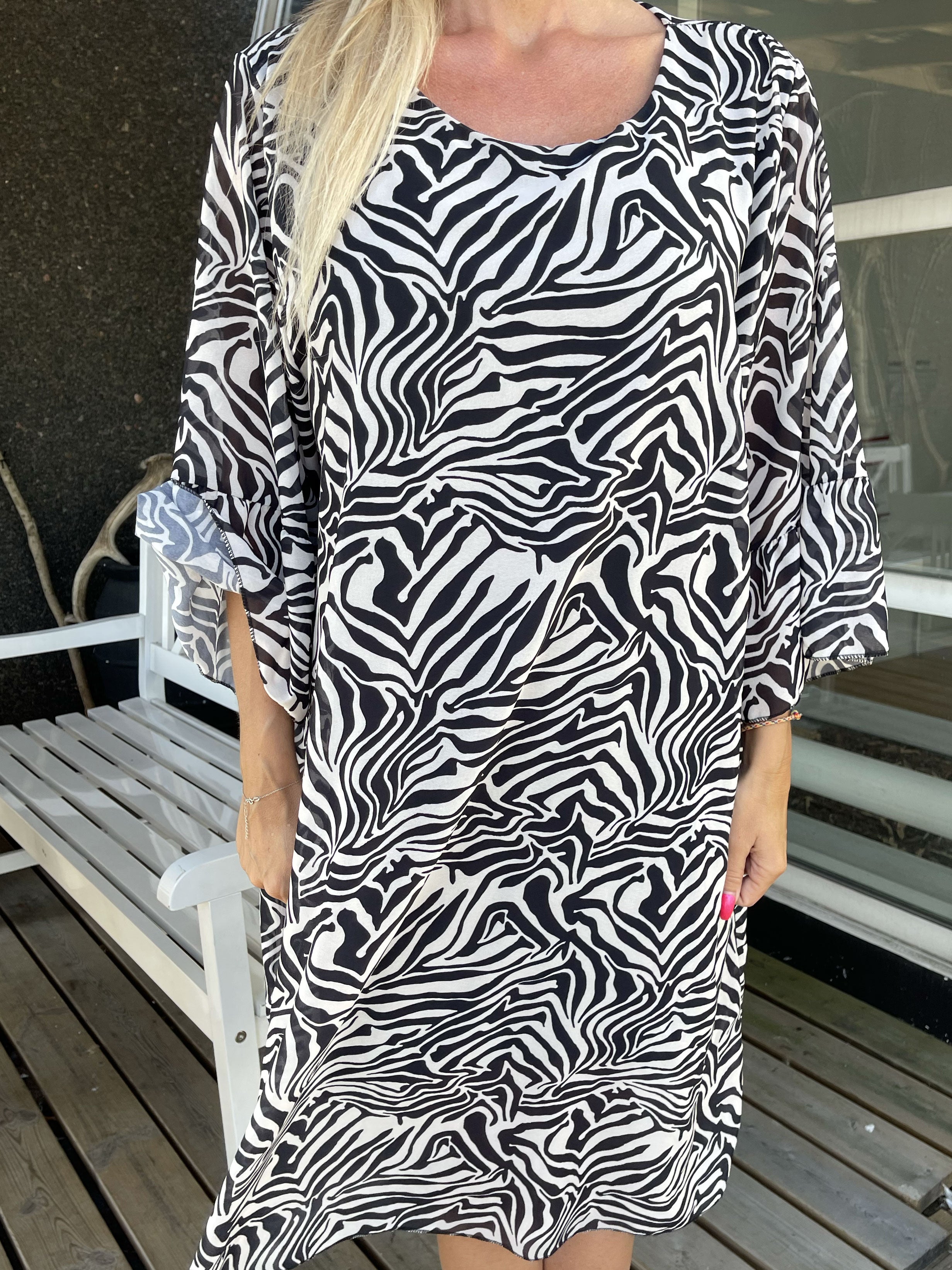 Olive - Klänning med zebramönster