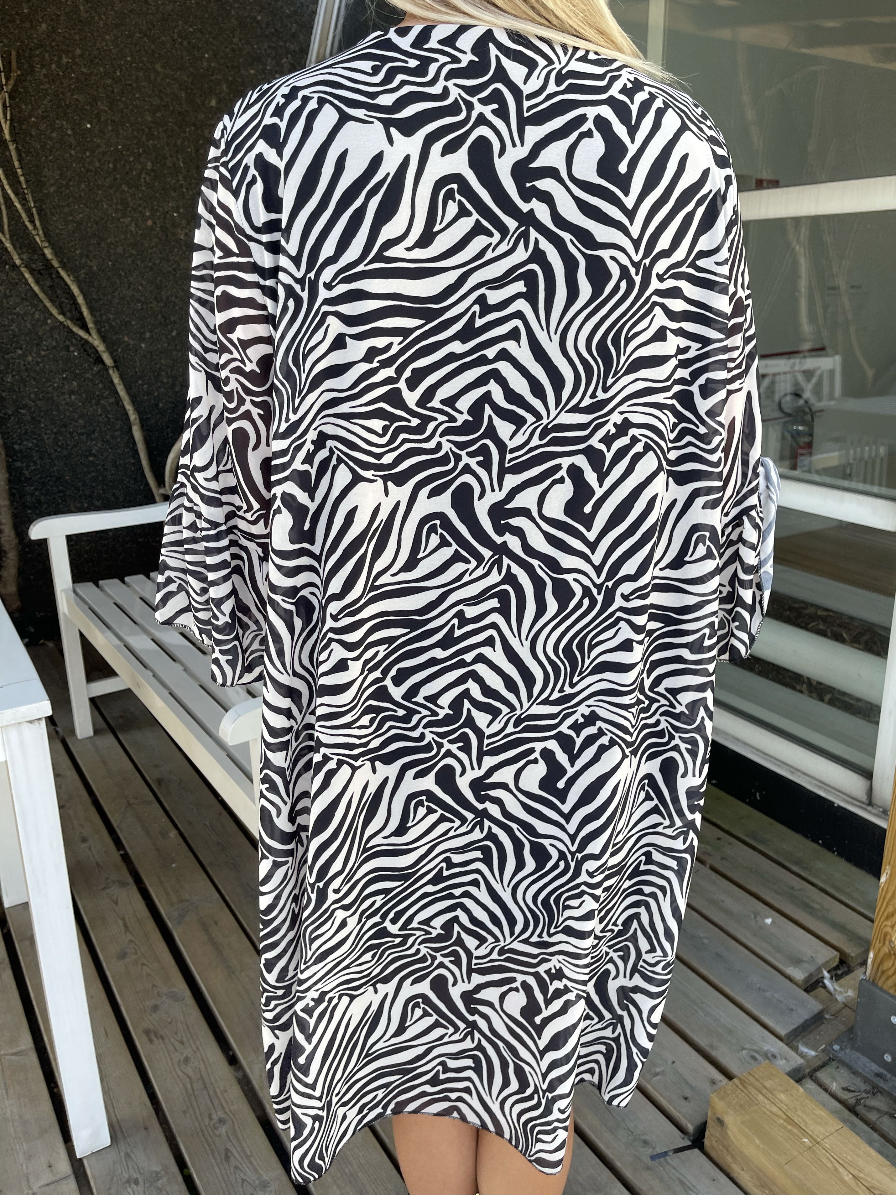 Olive - Klänning med zebramönster