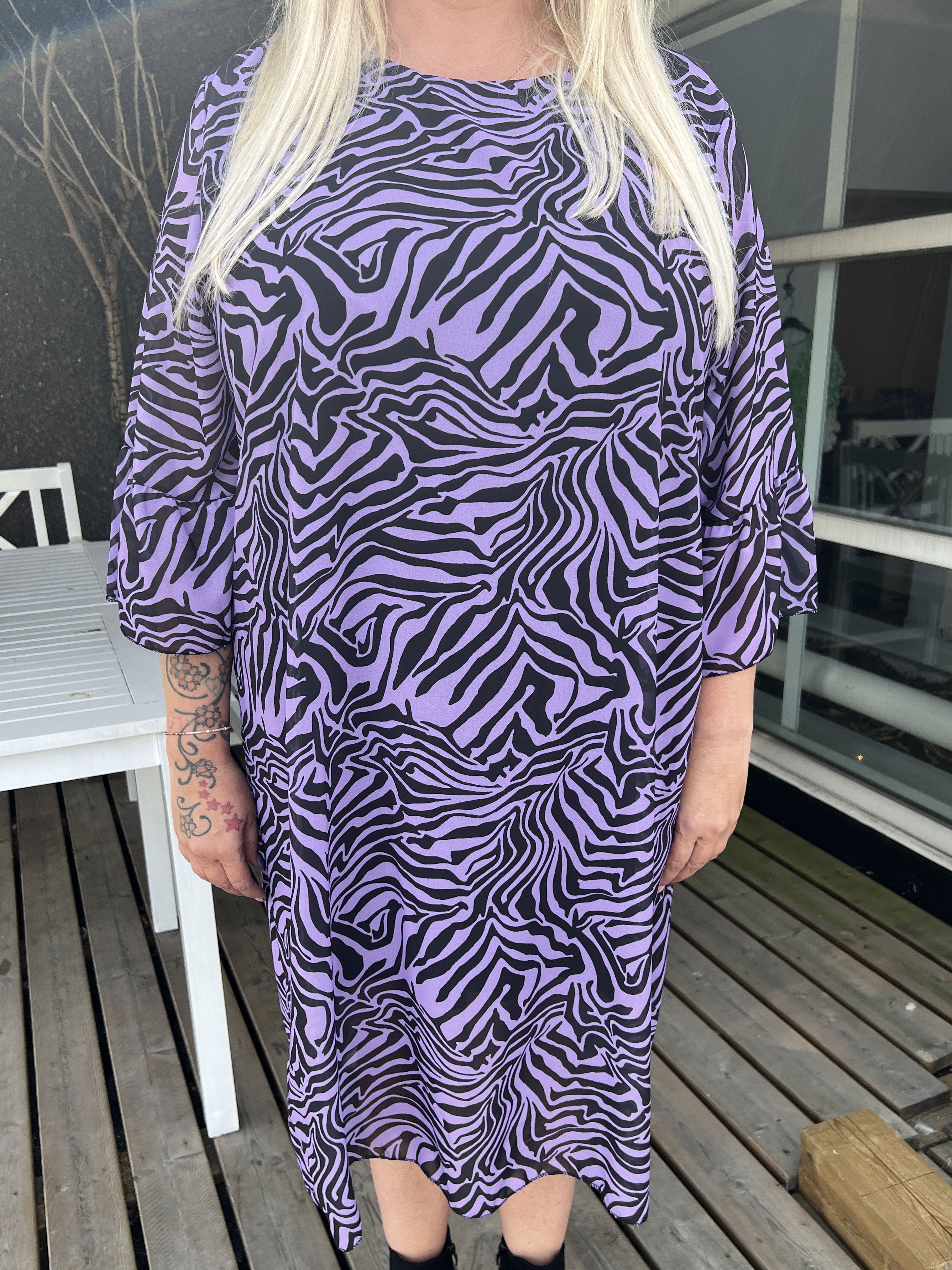 Olive - Zebramönstrad klänning med fin ärm i plus size - Pink