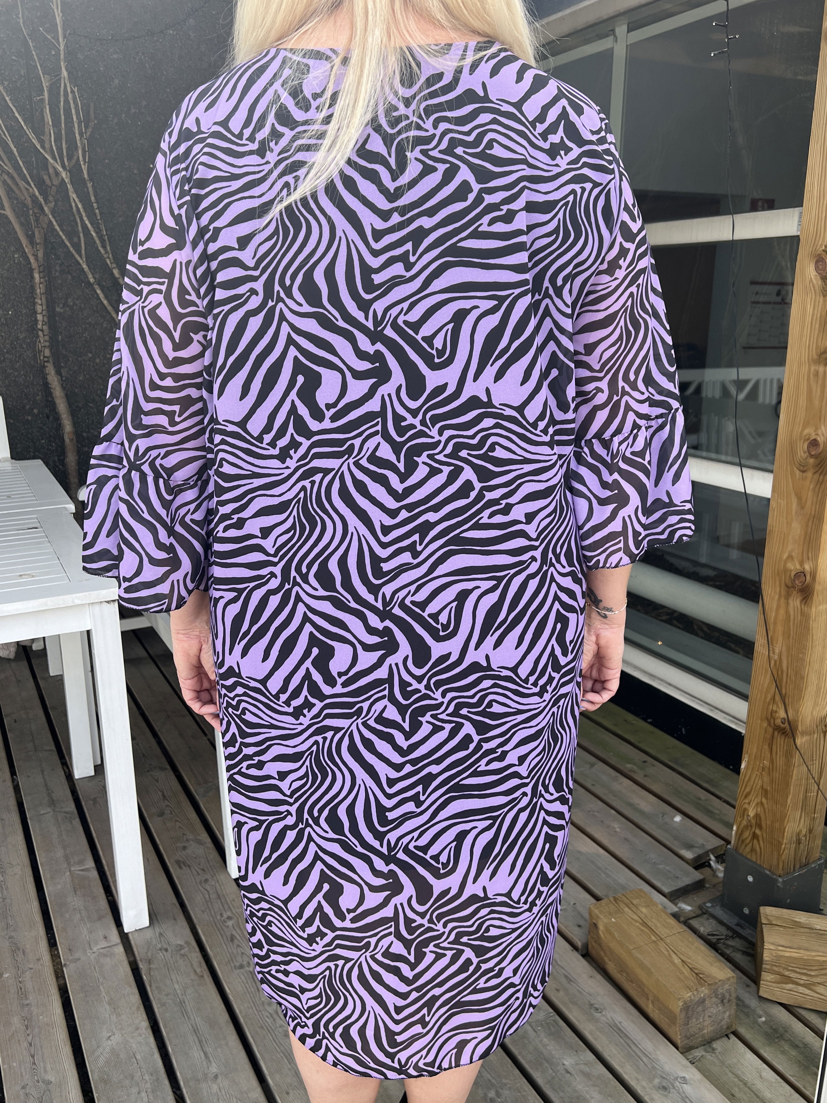 Olive - Zebramönstrad klänning med fin ärm i plus size - White