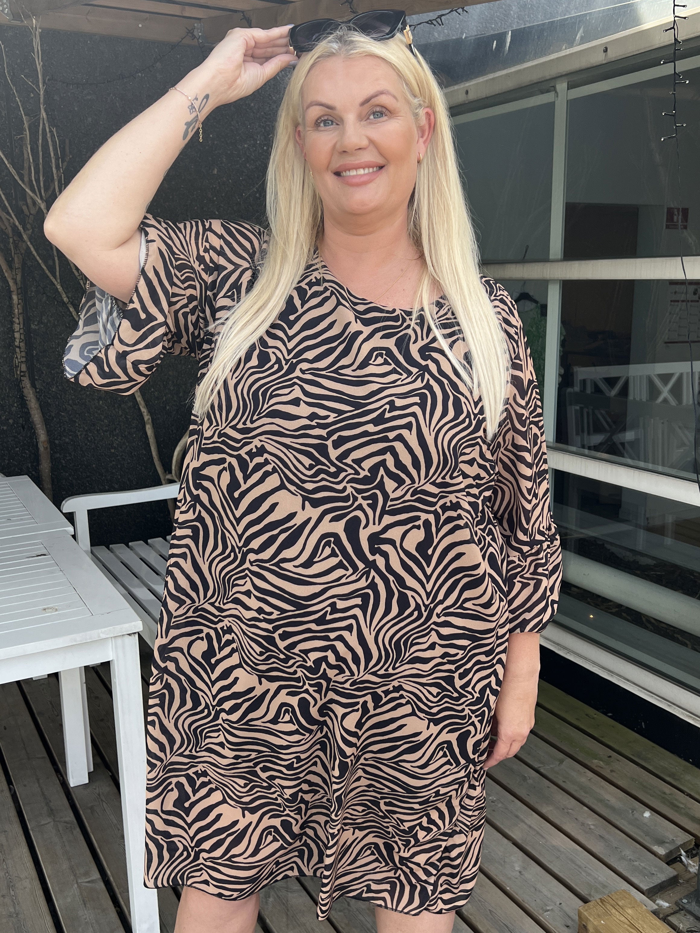 Olive - Zebramönstrad klänning med fin ärm i plus size