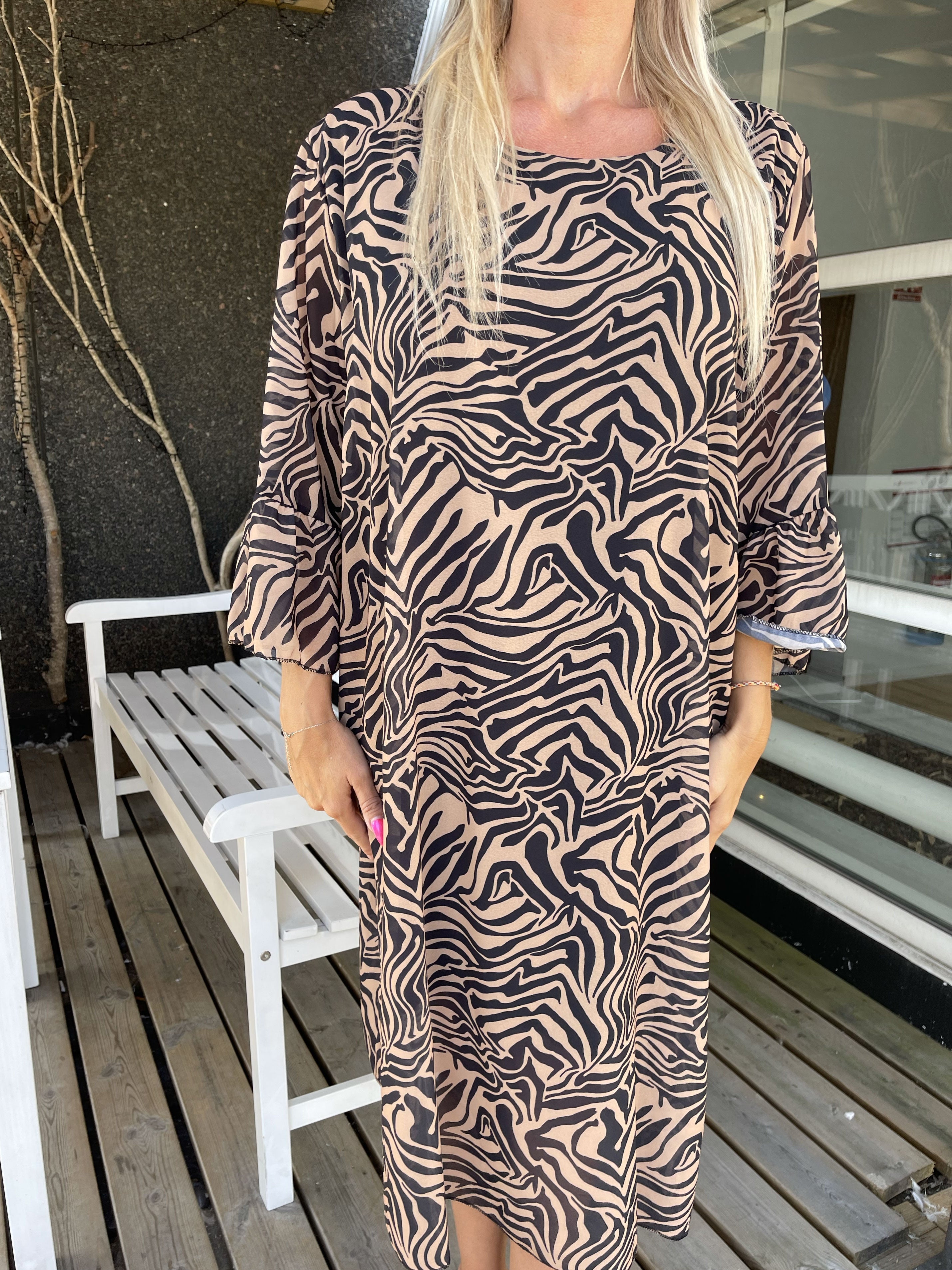 Olive - Klänning med zebramönster