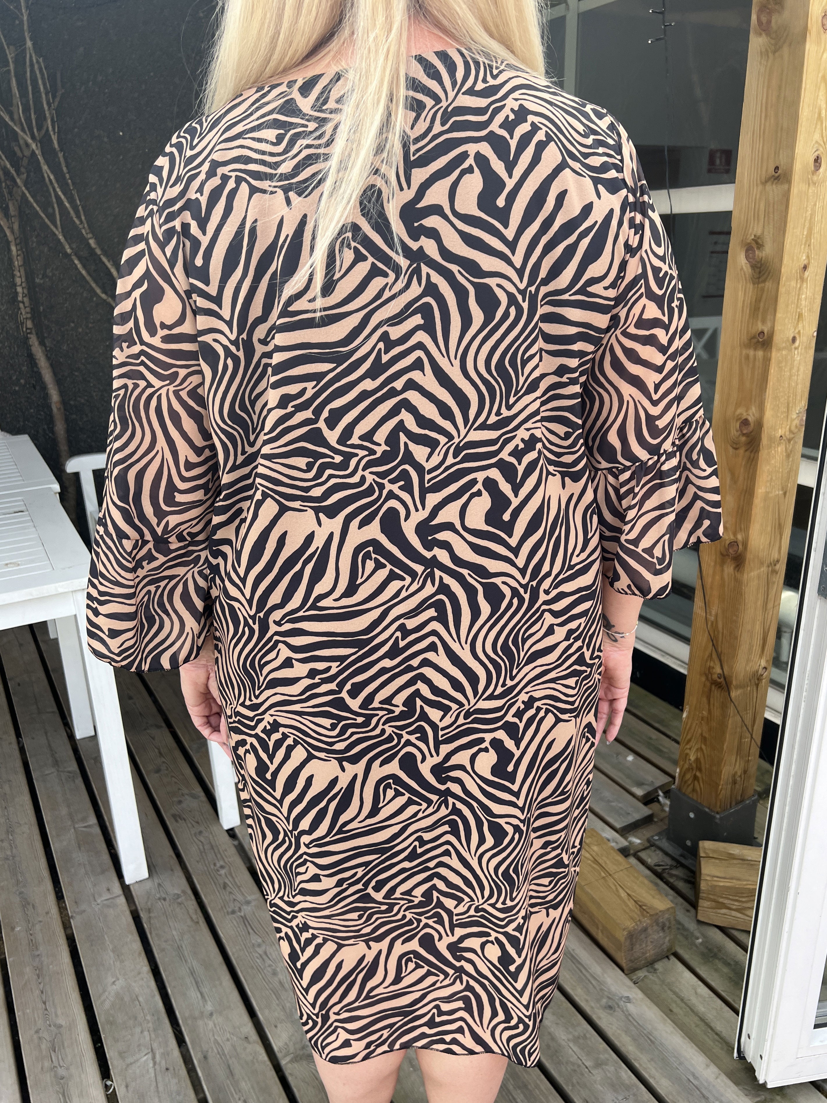 Olive - Zebramönstrad klänning med fin ärm i plus size