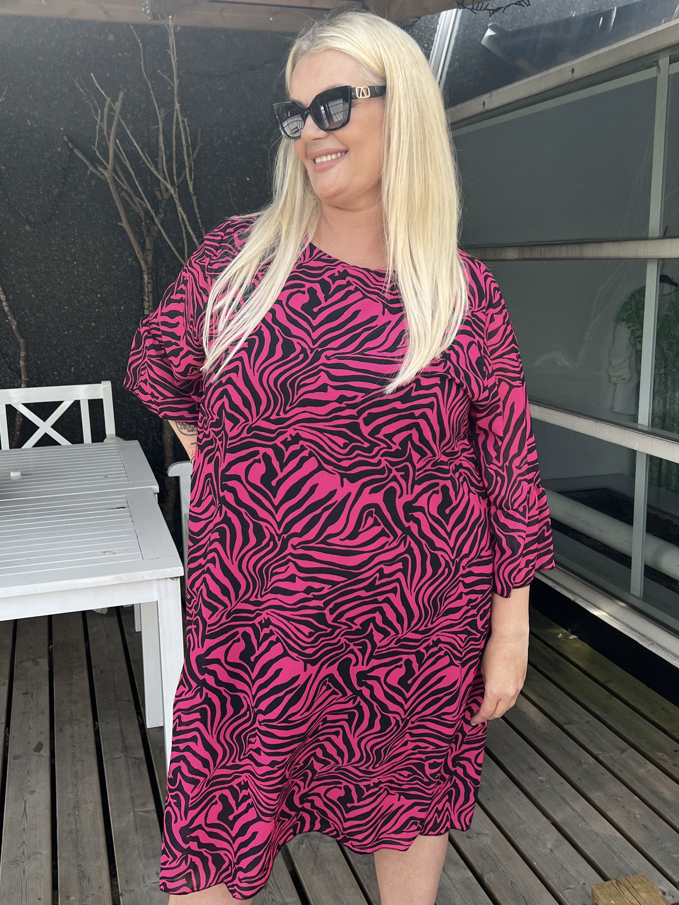 Olive - Zebramönstrad klänning med fin ärm i plus size - Taupe