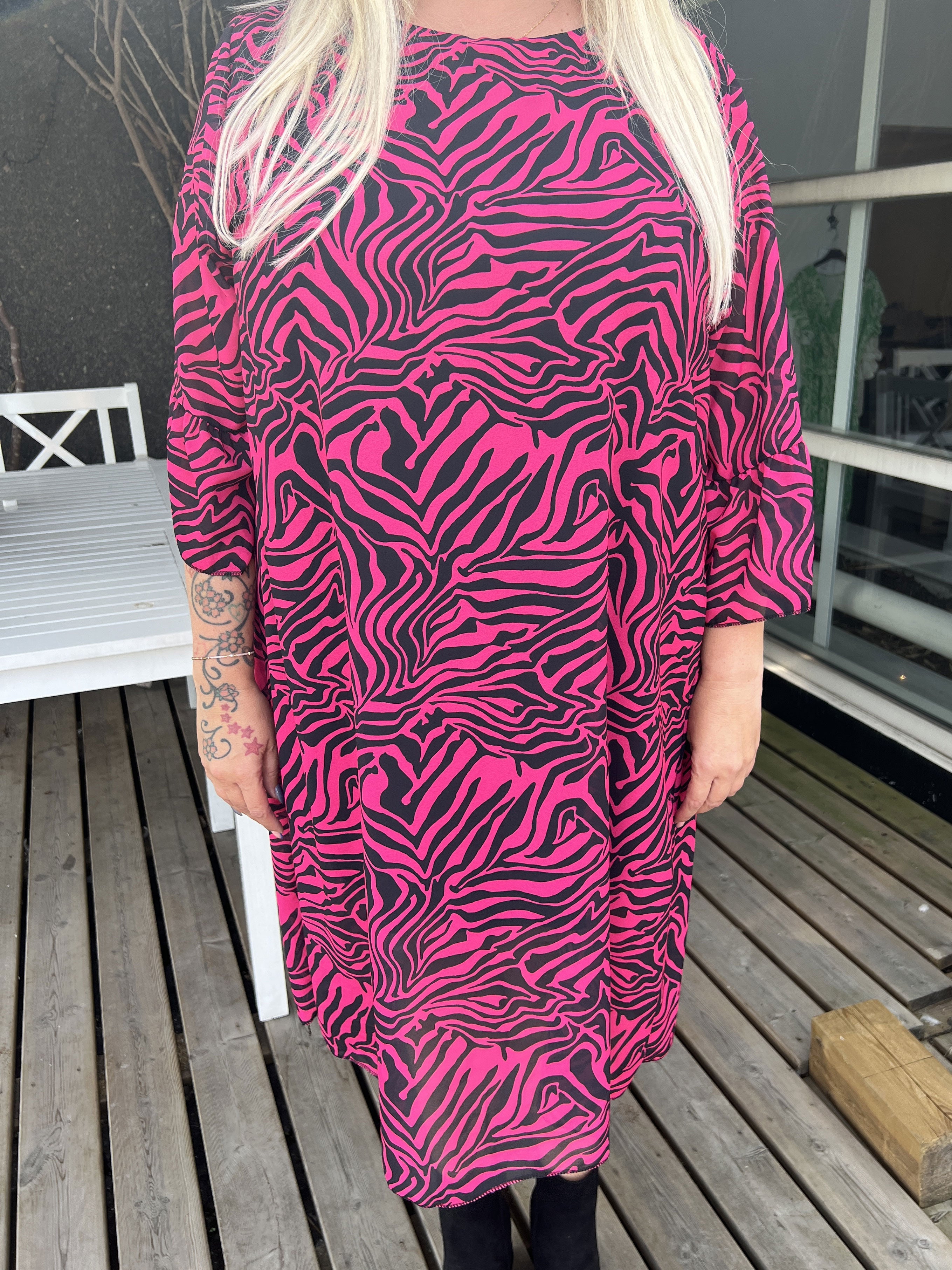 Olive - Zebramönstrad klänning med fin ärm i plus size