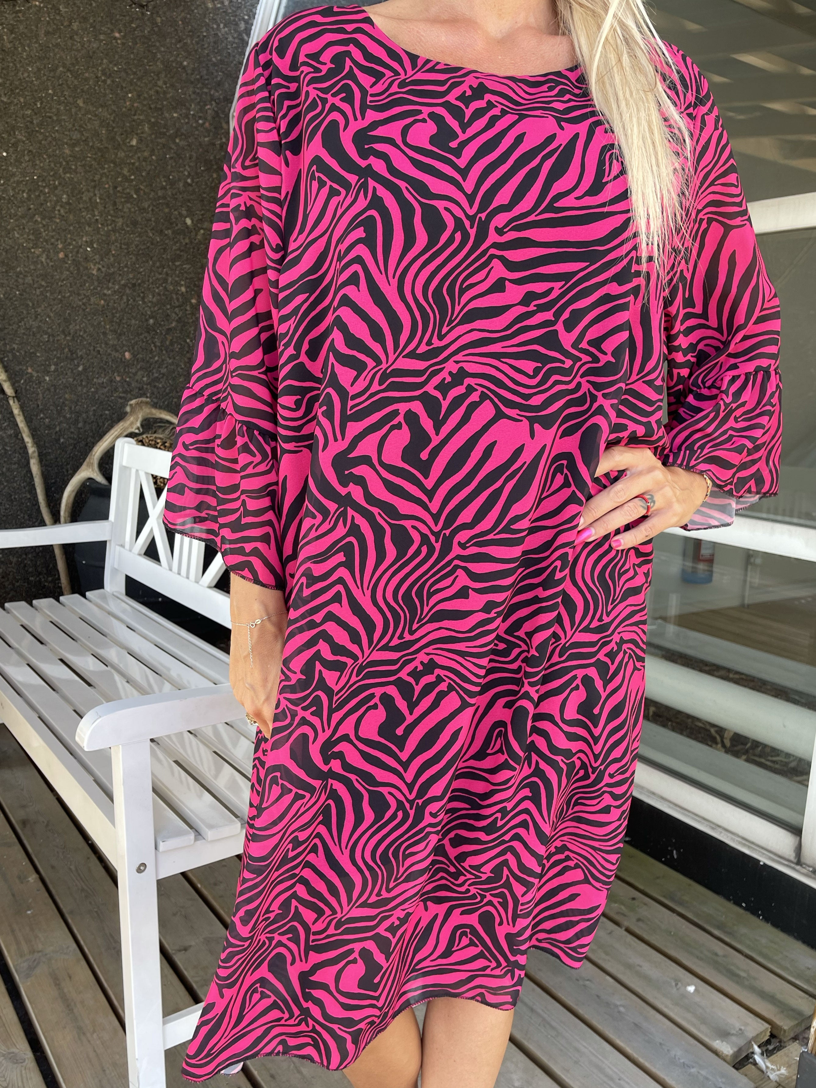 Olive - Klänning med zebramönster