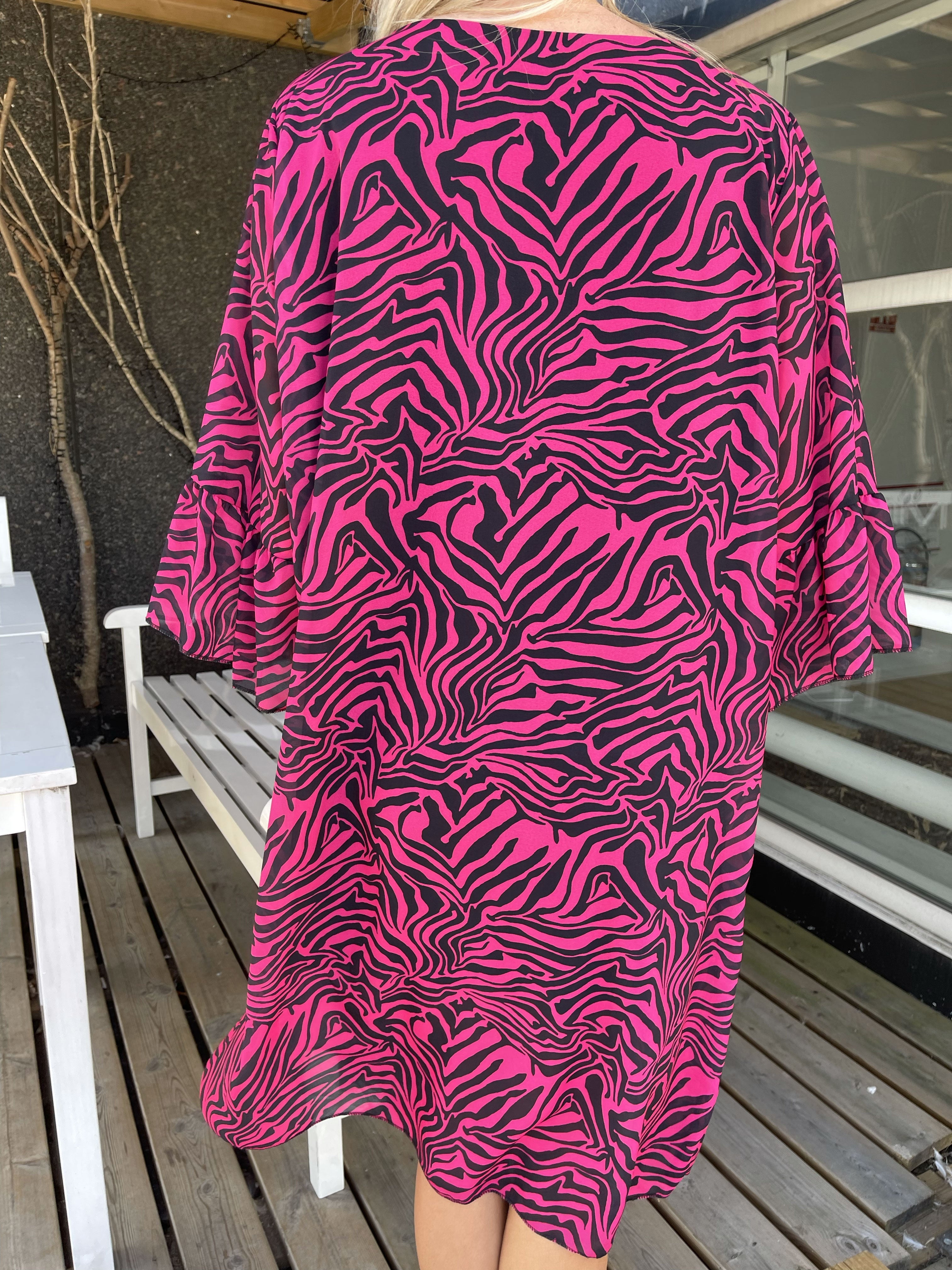 Olive - Klänning med zebramönster