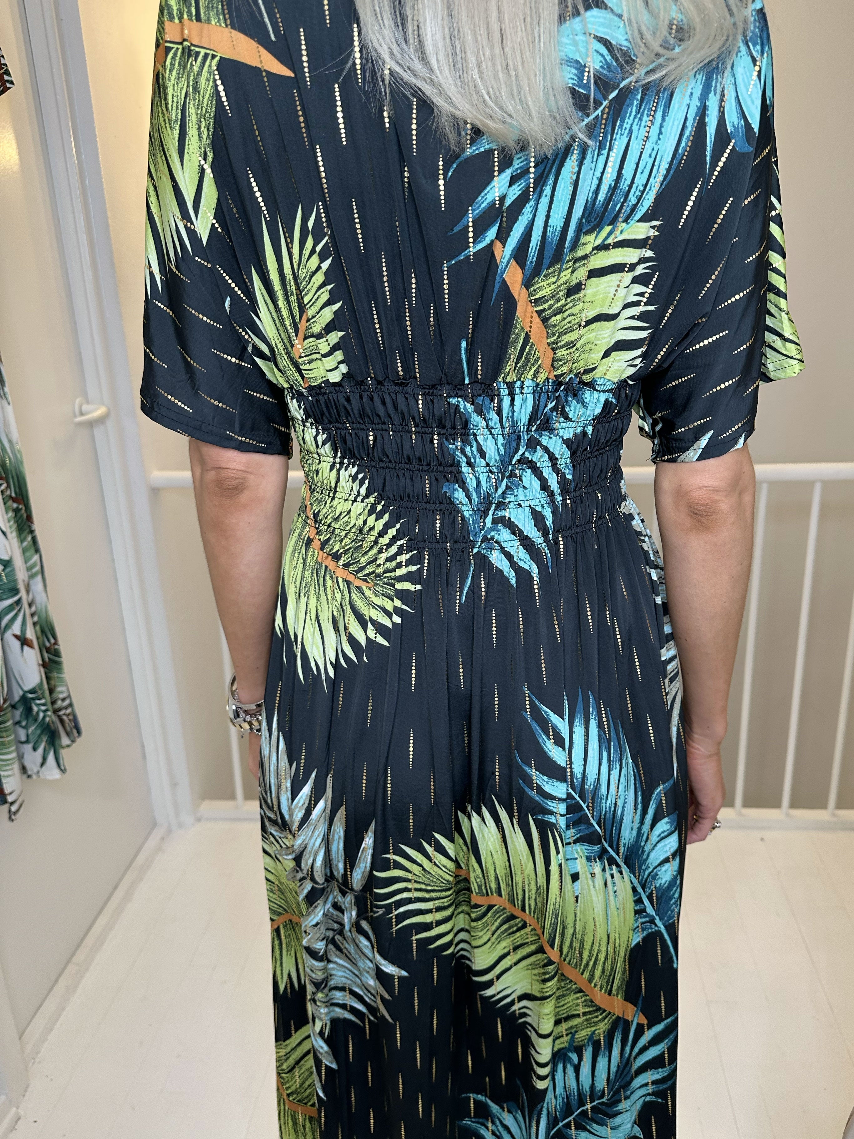 Pams Palm - Lång elastisk klänning i skrynkelfritt material