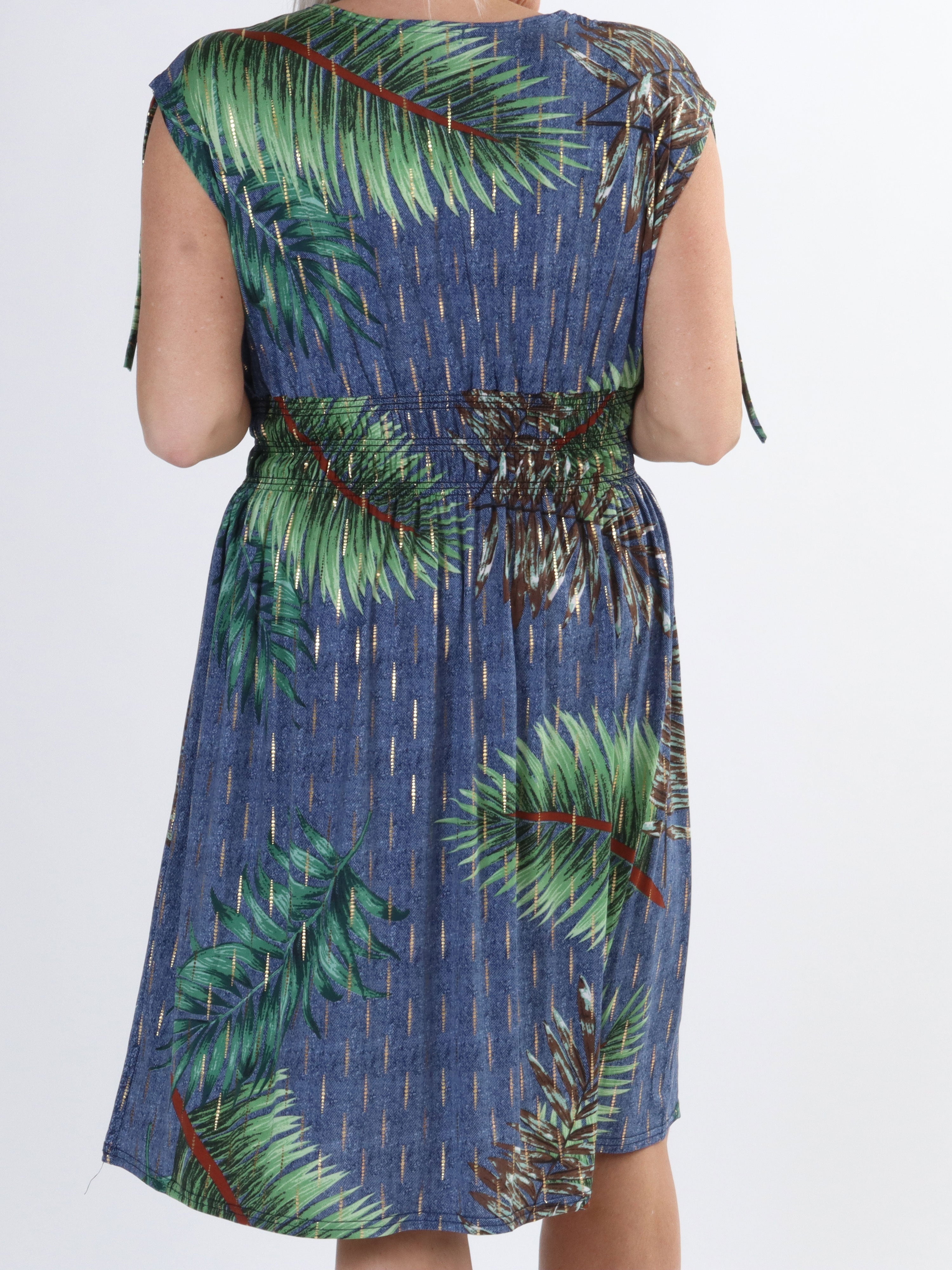 Pams palm Short - Kort elastisk plus size-klänning i rynkfritt tyg - White