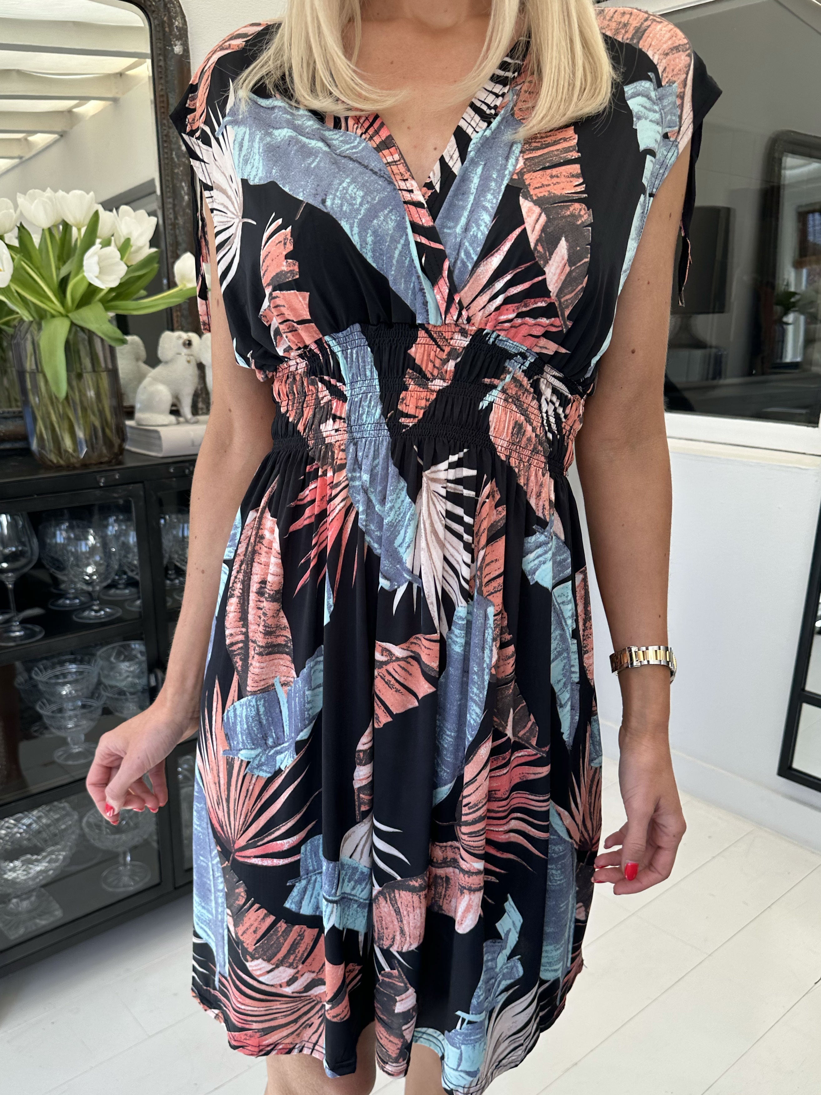 Pams Feather Short - Kort elastisk klänning i rynkfritt tyg - Black