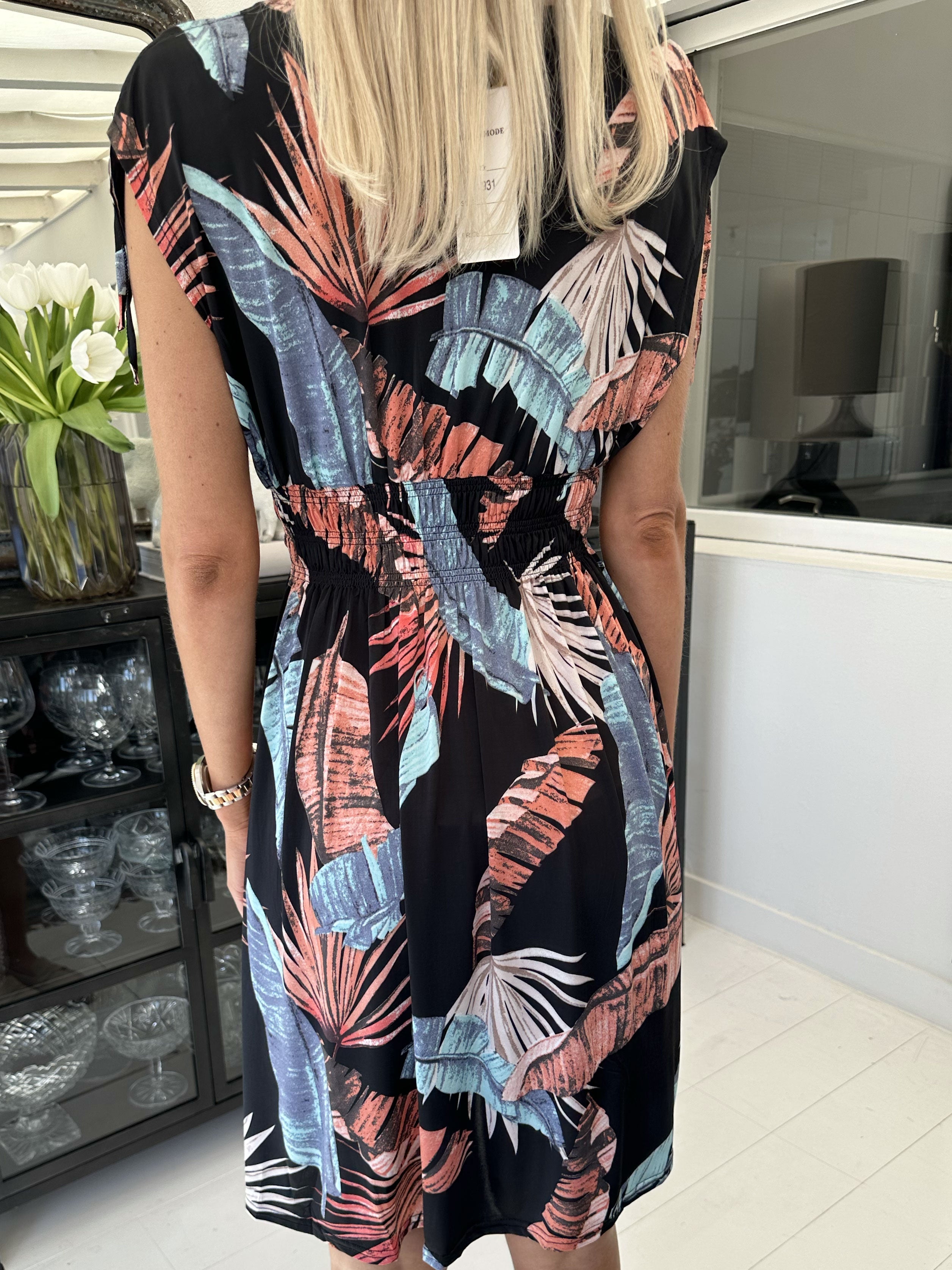 Pams Feather Short - Kort elastisk klänning i rynkfritt tyg