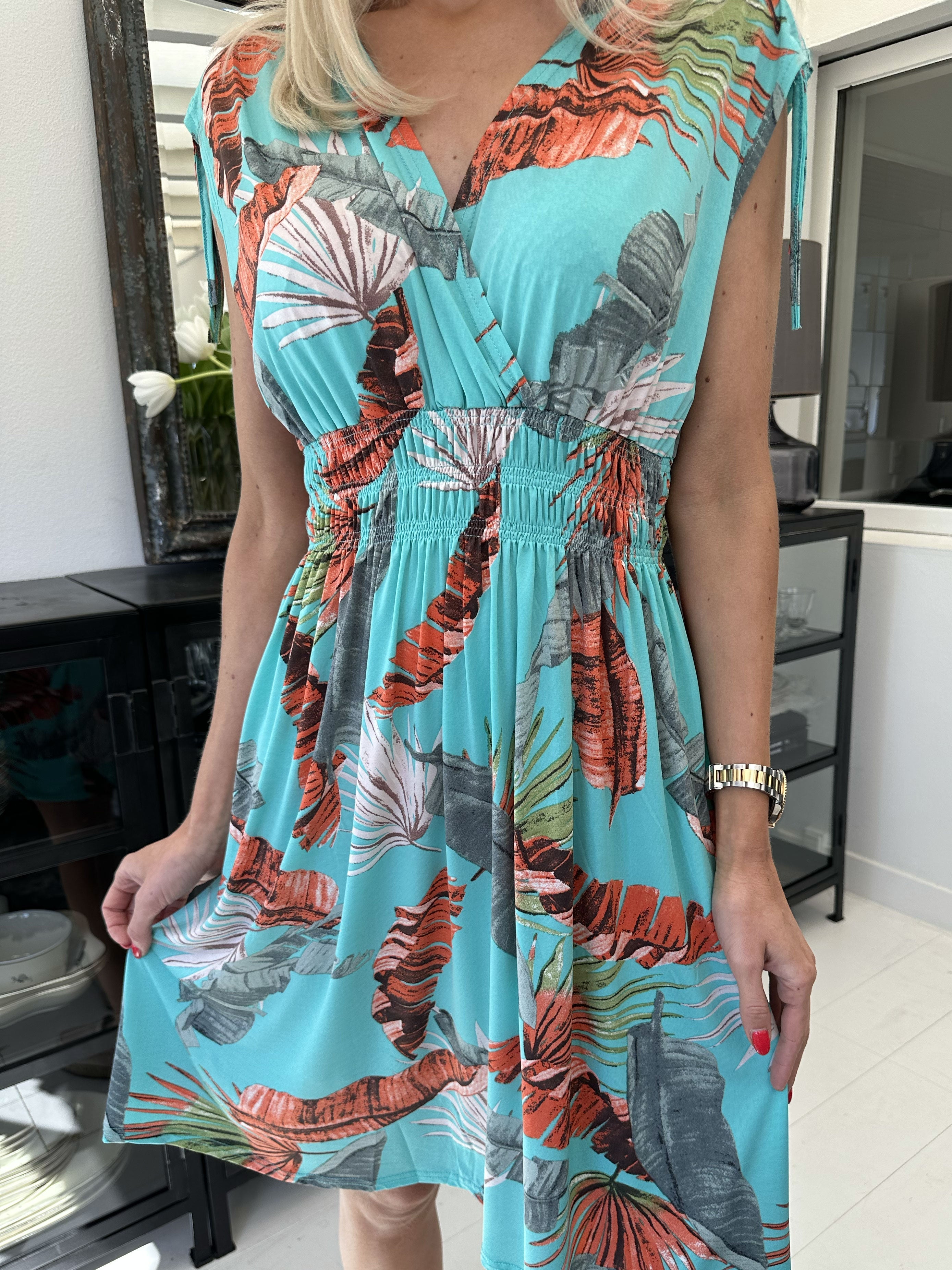 Pams Feather Short - Kort elastisk klänning i rynkfritt tyg