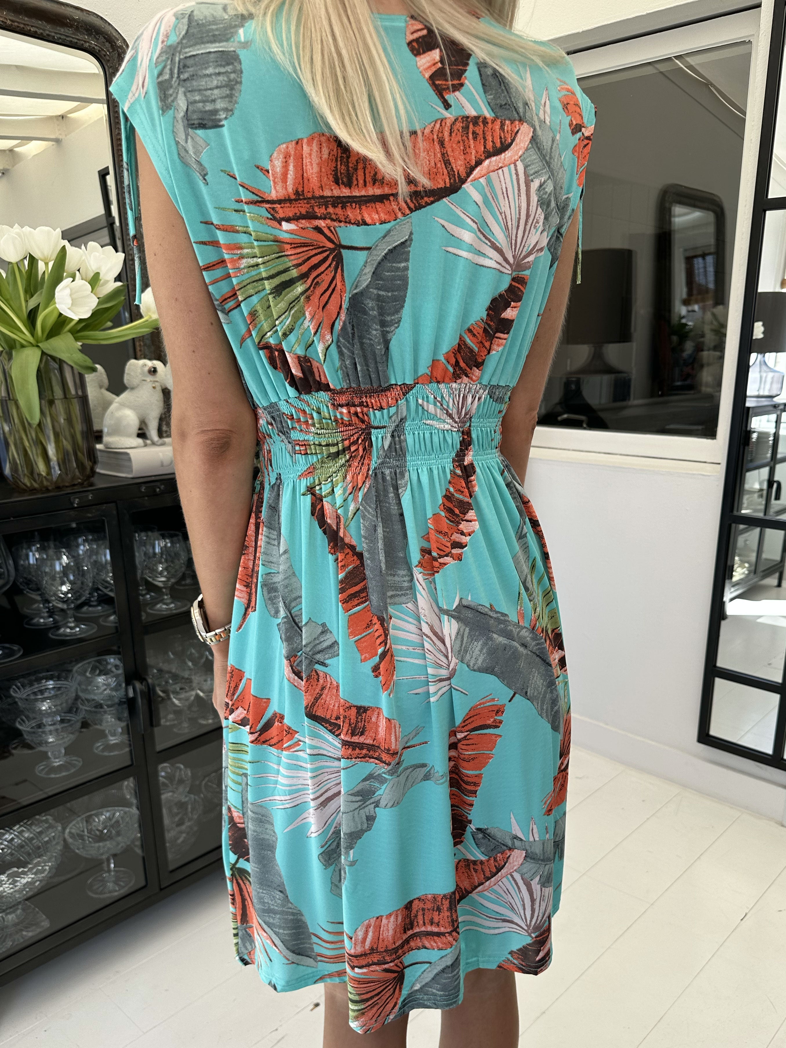 Pams Feather Short - Kort elastisk klänning i rynkfritt tyg