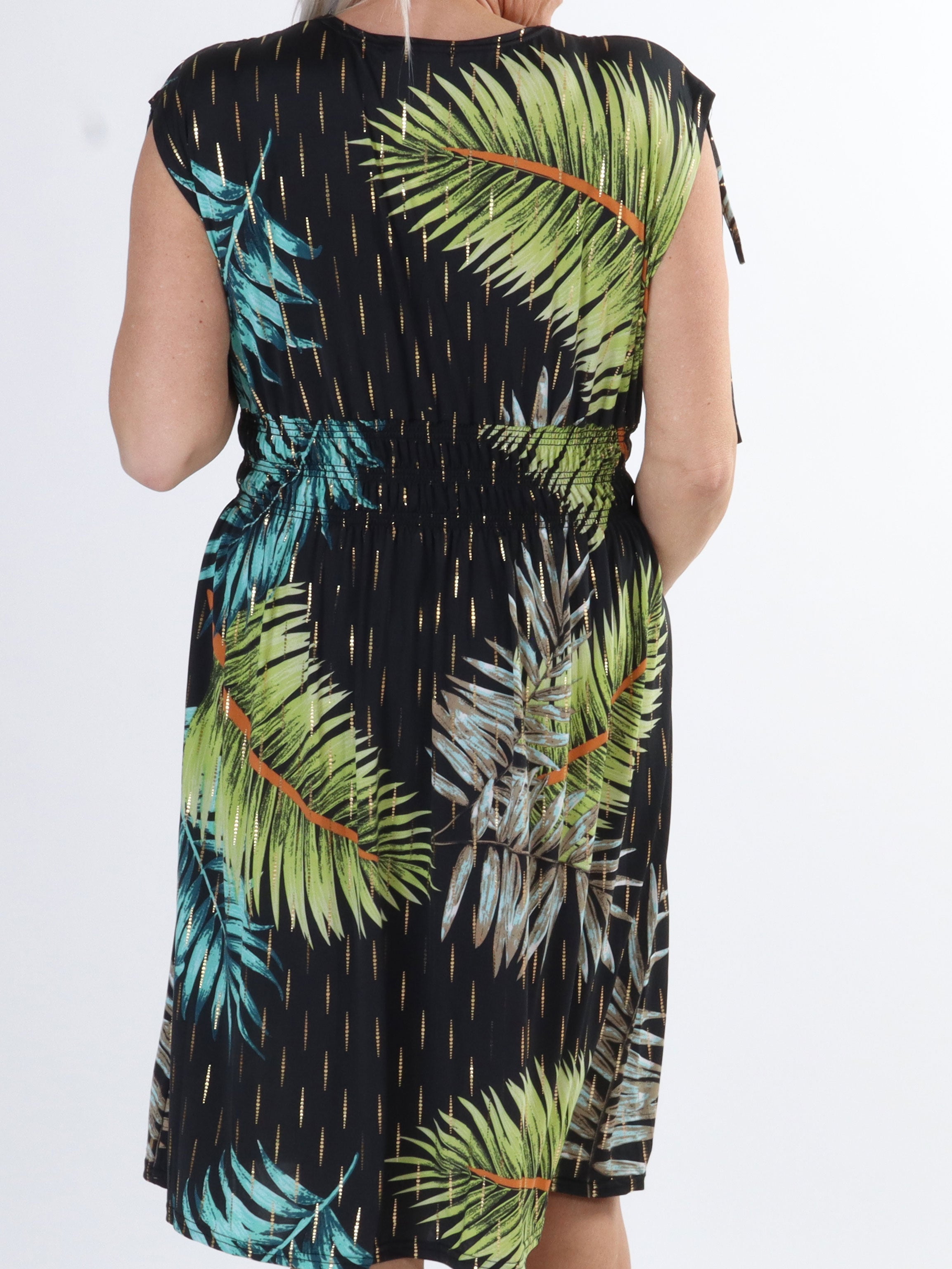 Pams palm Short - Kort elastisk plus size-klänning i rynkfritt tyg