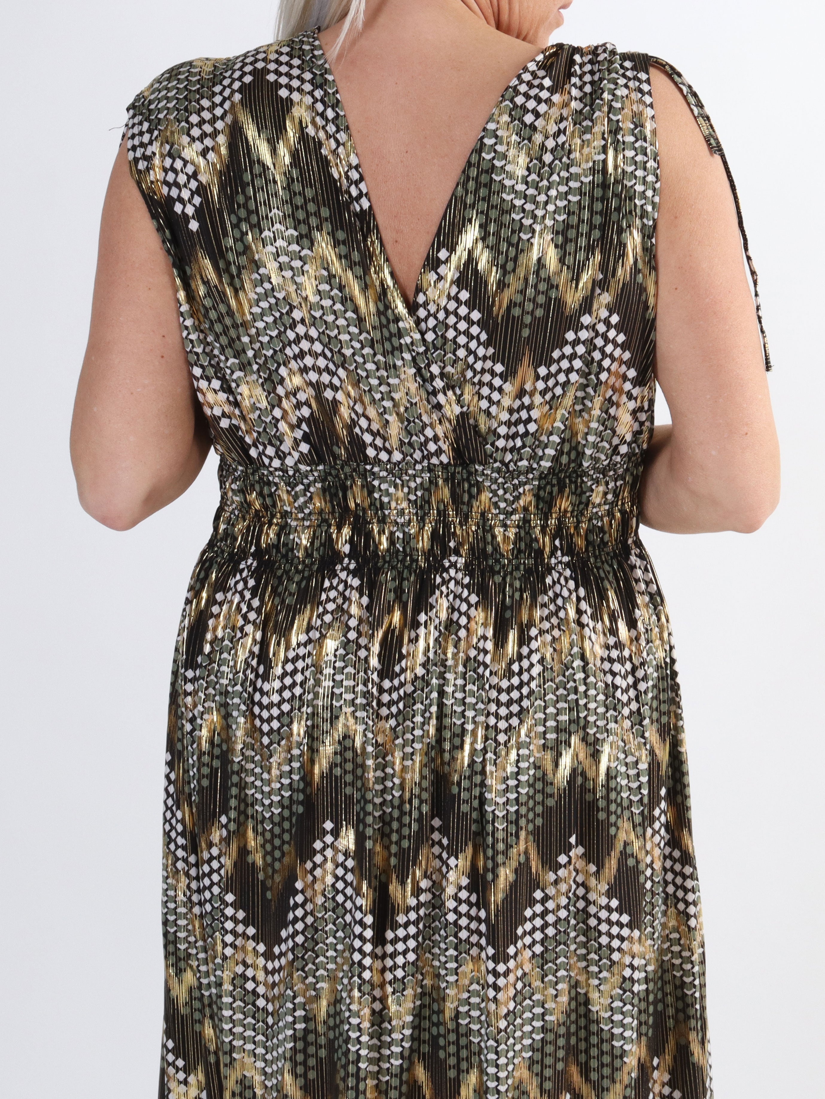 Pams Pattern Sleeveless - Lång plus size elastisk klänning i rynkfritt tyg - Beige