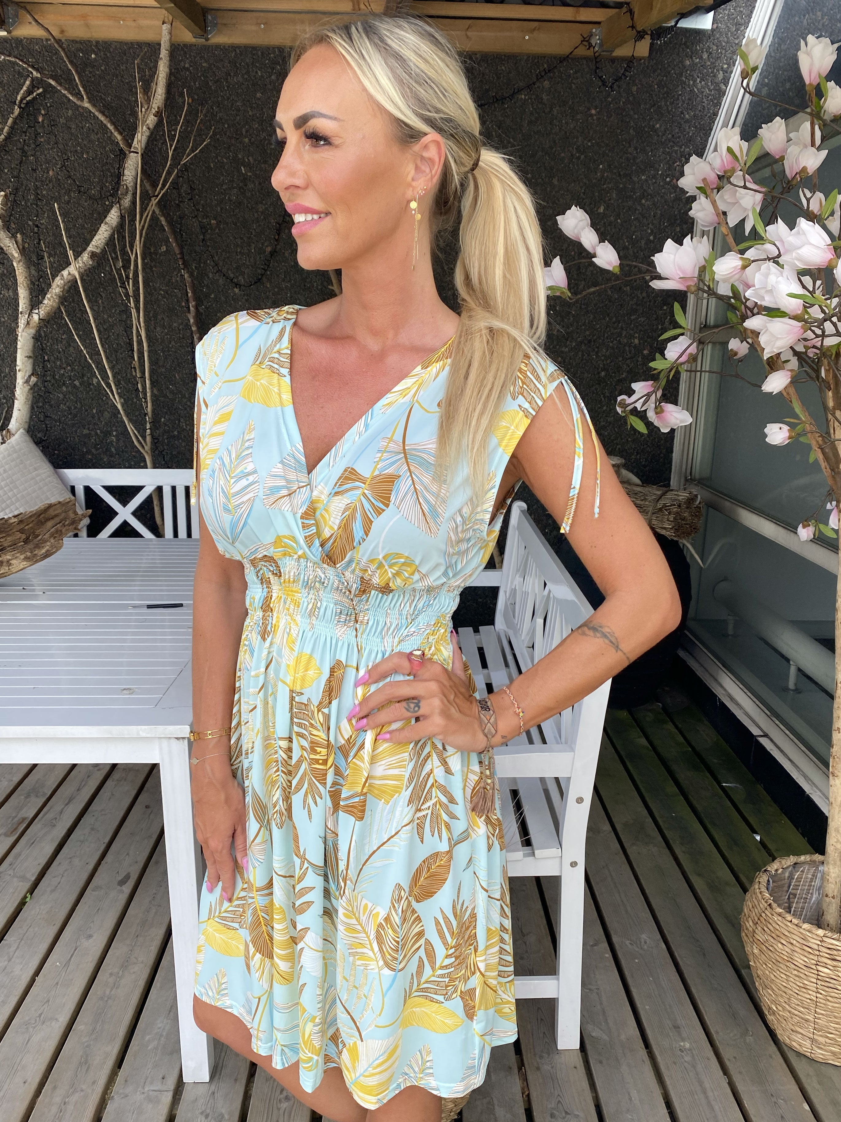 Pams Short - Kort elastisk klänning i rynkfritt tyg