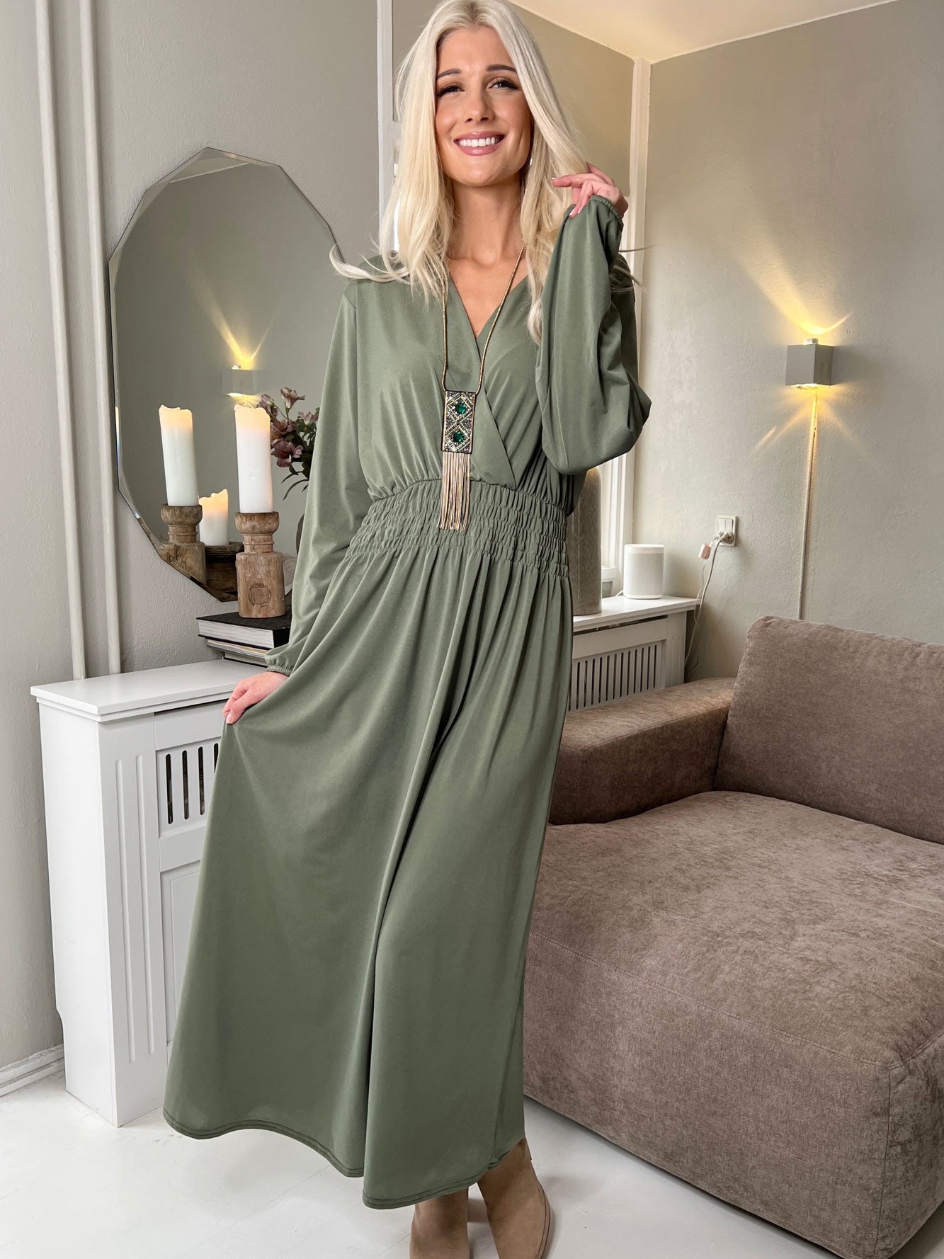 Pams Long Sleeve - Lång stretchig klänning i rynkfritt tyg i stora storlekar - Army