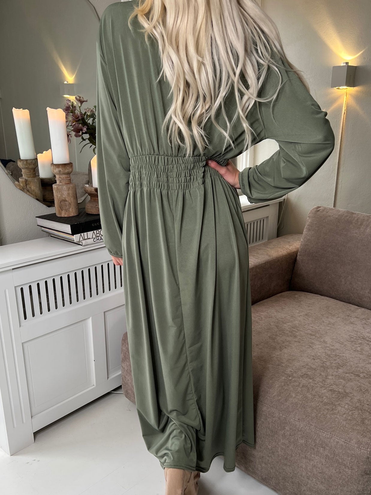 Pams Long Sleeve - Lång stretchig klänning i rynkfritt tyg i stora storlekar - Dusty blue