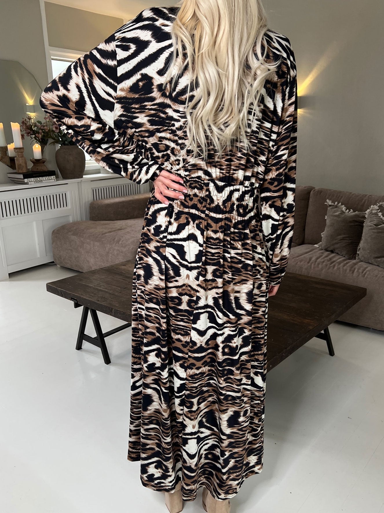 Pams Long Sleeve - Lång stretchig klänning i rynkfritt tyg i stora storlekar