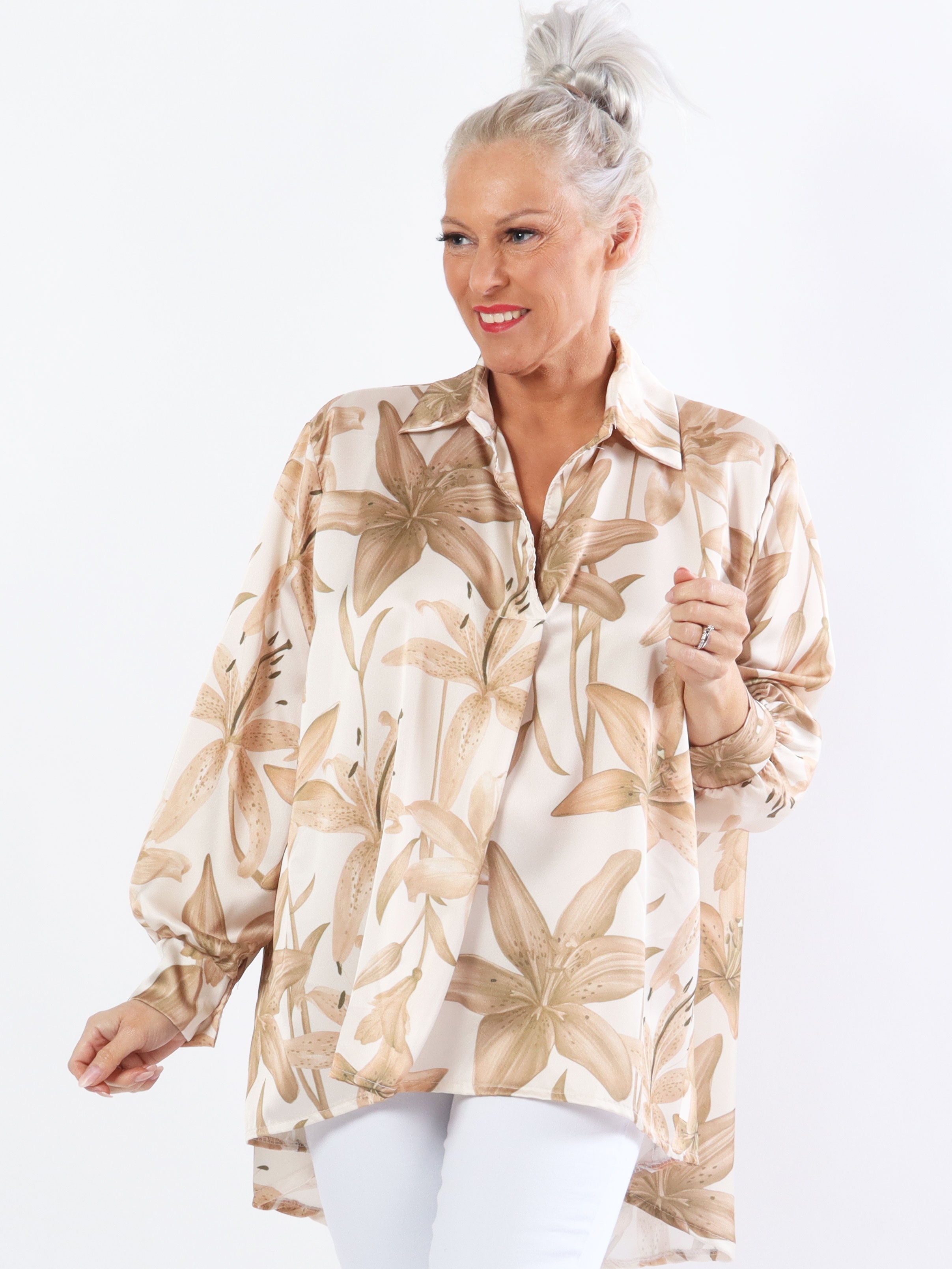 Paradise - Söt plus size skjorta i silkeslook med liljemotiv - Beige