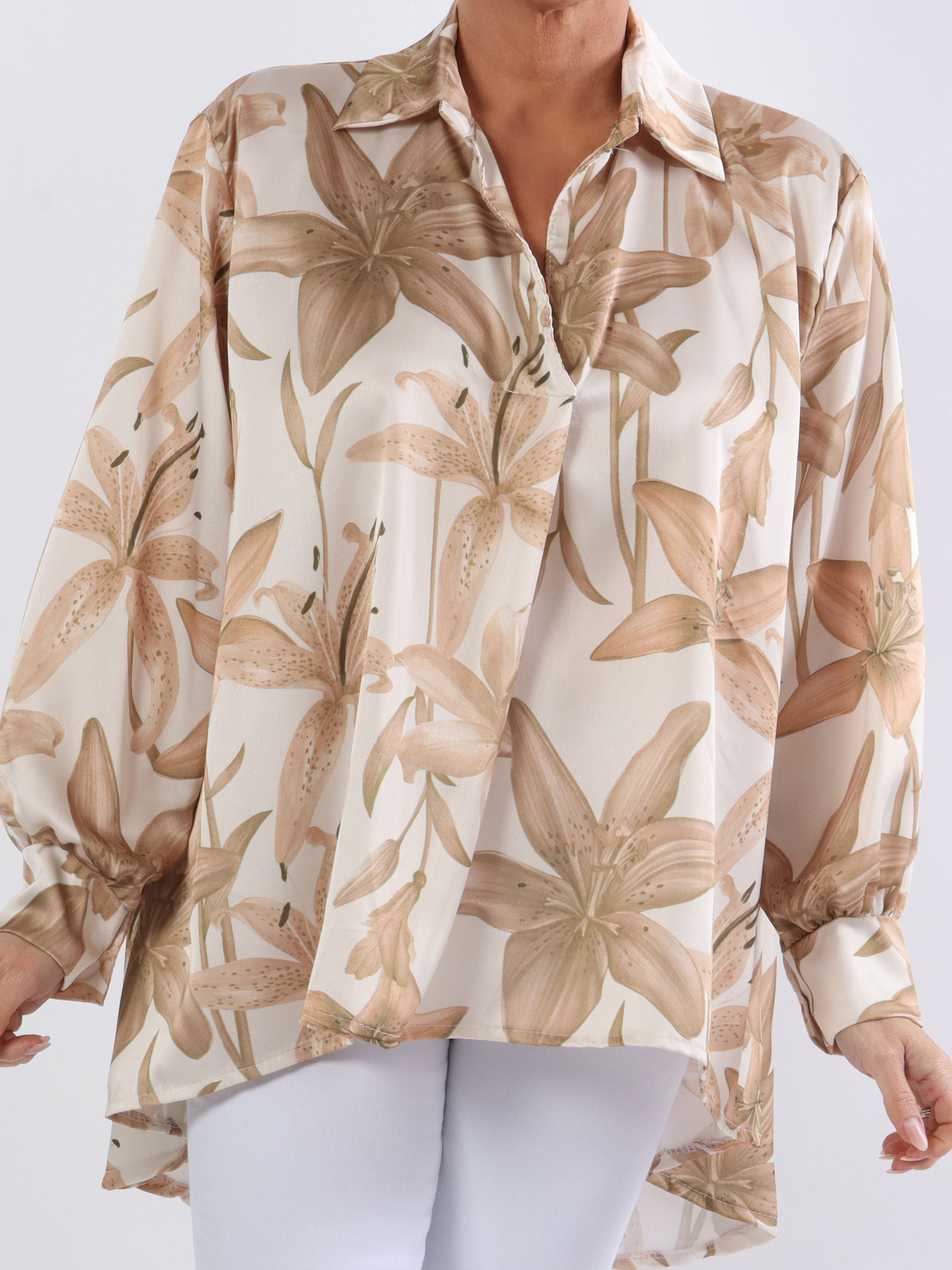 Paradise - Söt plus size skjorta i silkeslook med liljemotiv - Green