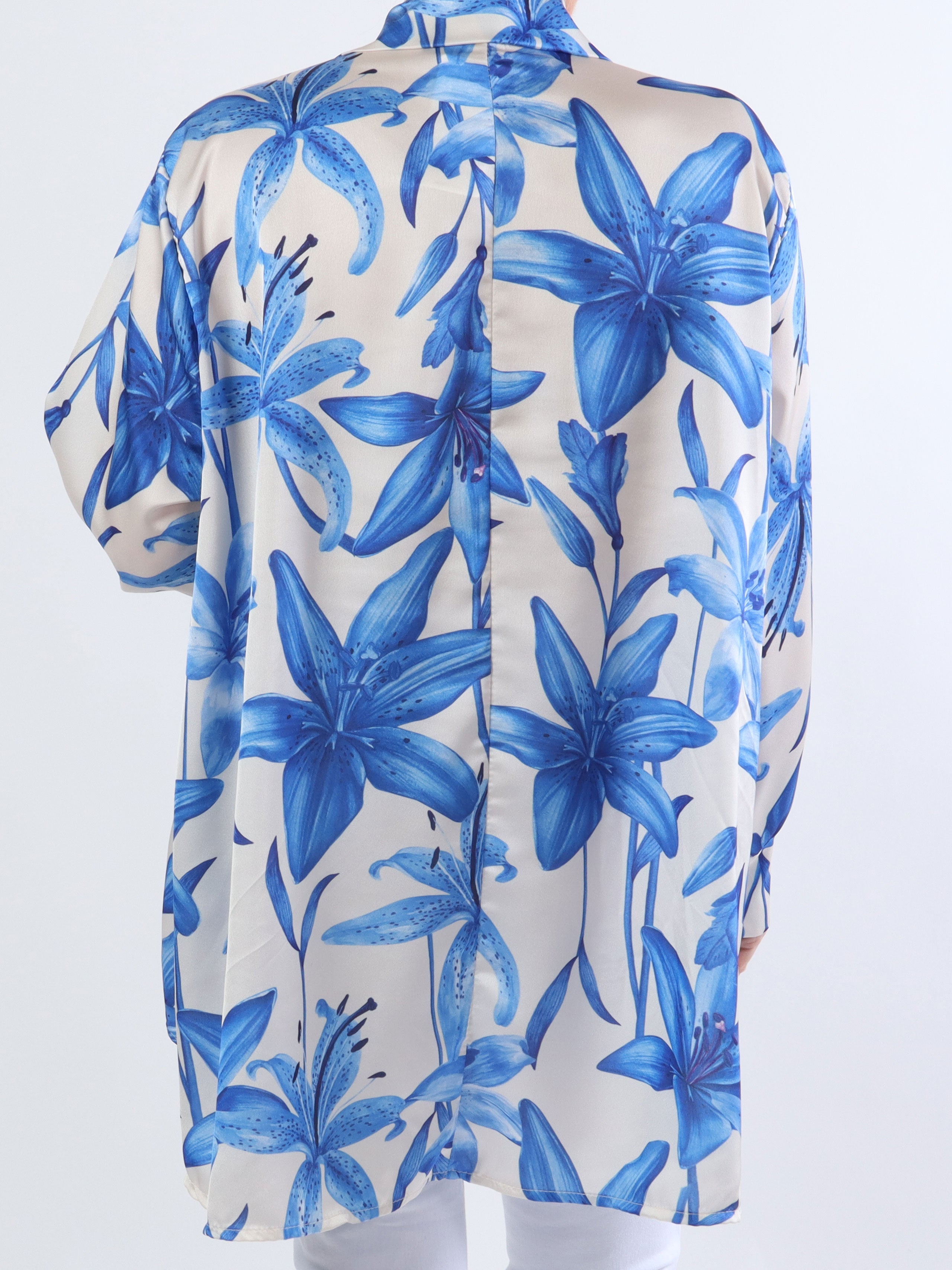 Paradise - Söt plus size skjorta i silkeslook med liljemotiv