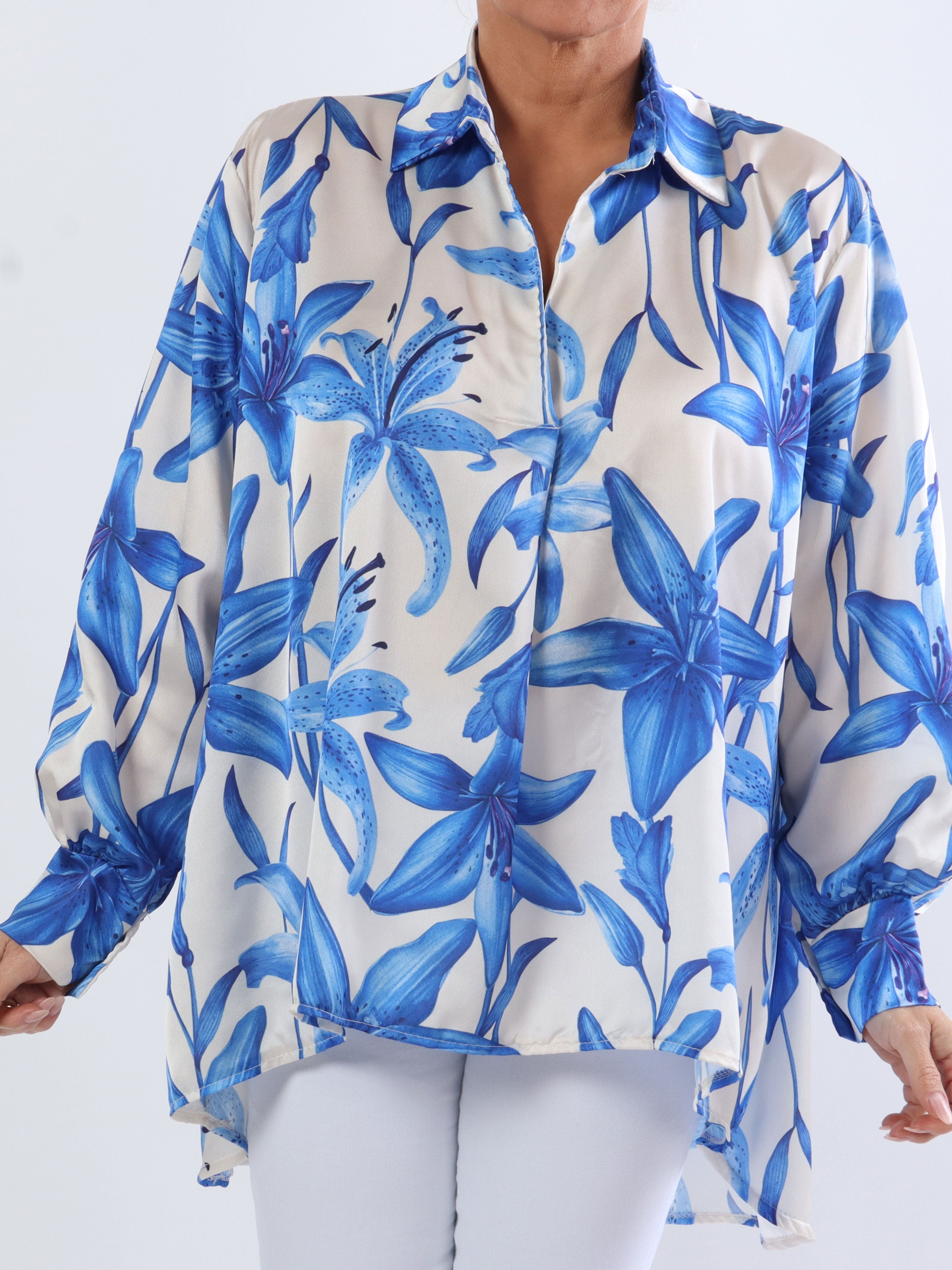 Paradise - Söt plus size skjorta i silkeslook med liljemotiv - Black