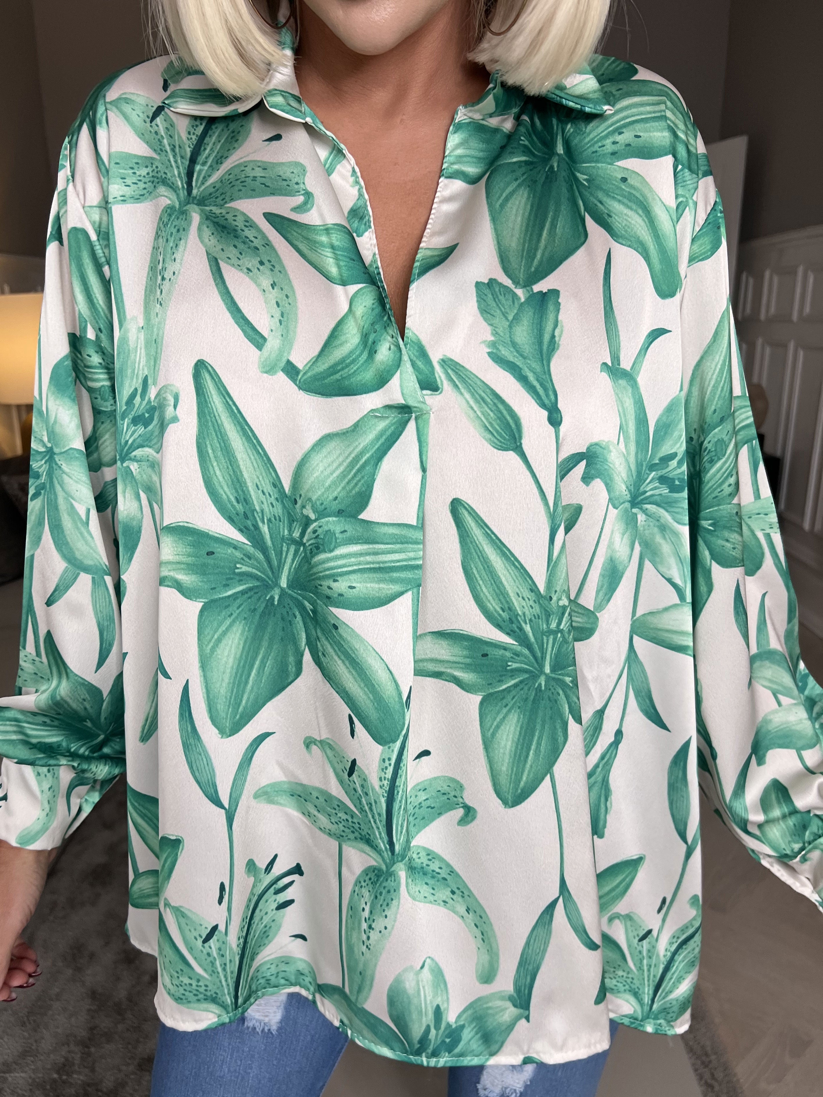 Paradise - Söt skjorta i silkeslook med liljemotiv