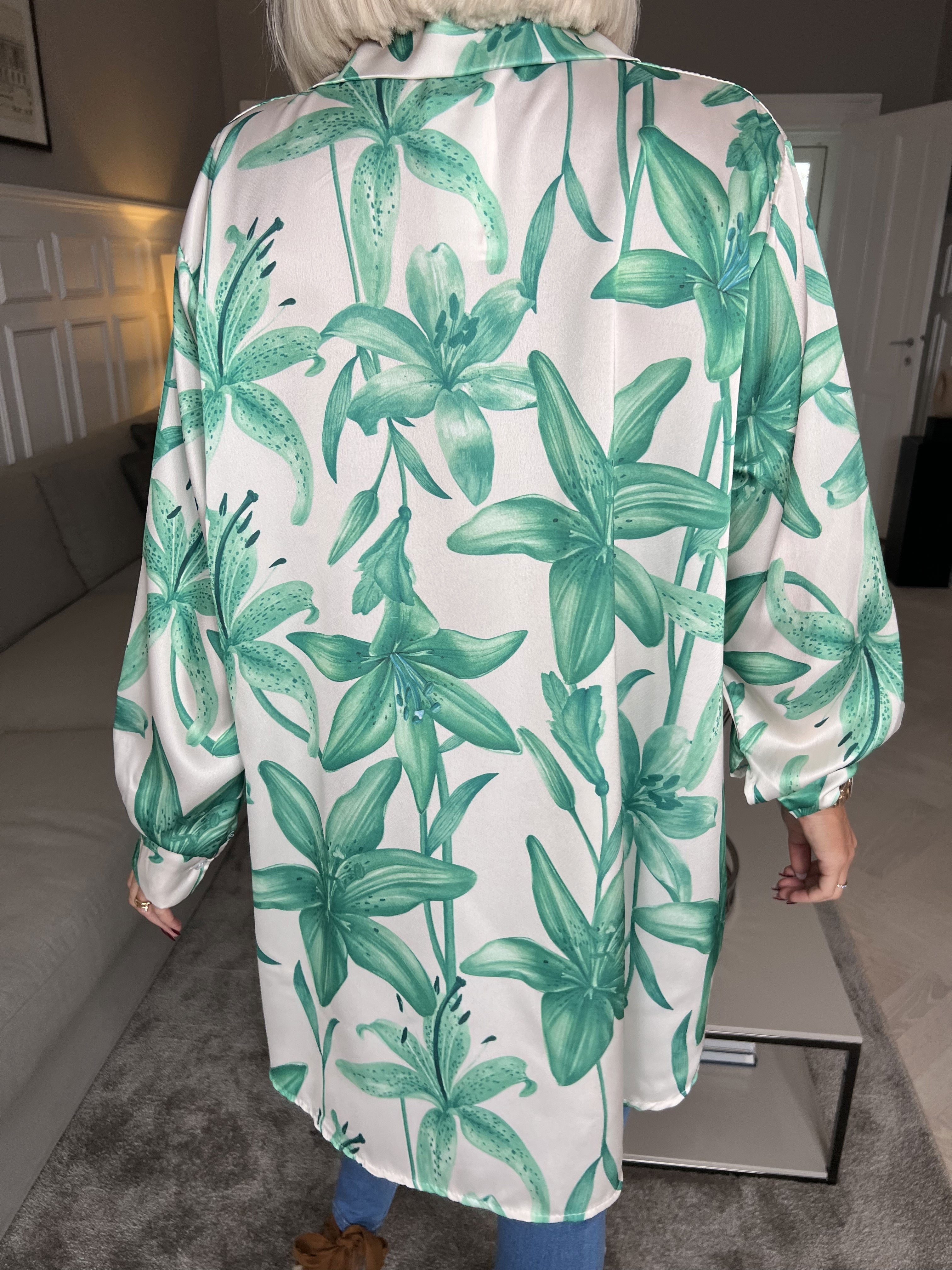 Paradise - Söt skjorta i silkeslook med liljemotiv