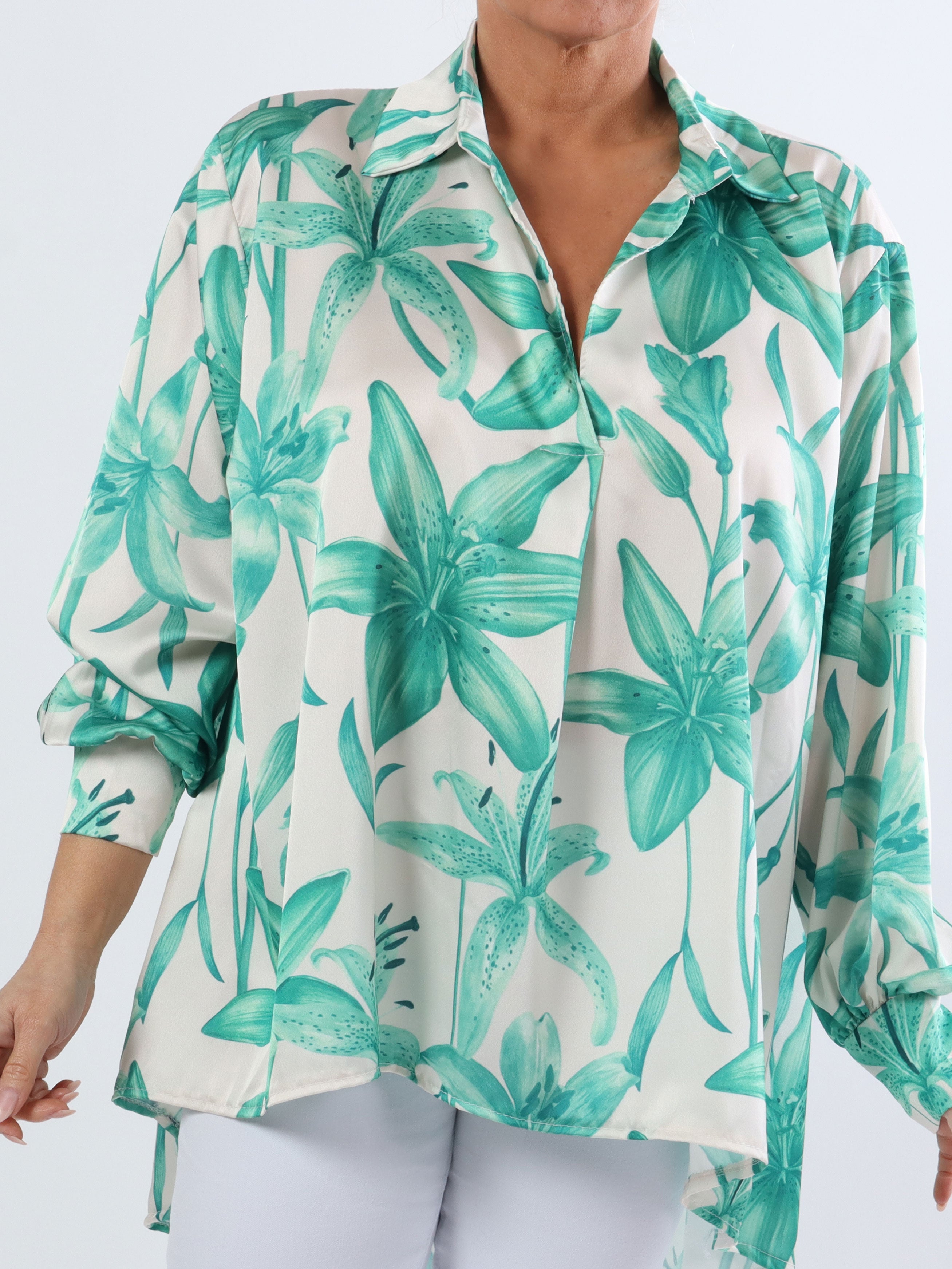 Paradise - Söt plus size skjorta i silkeslook med liljemotiv
