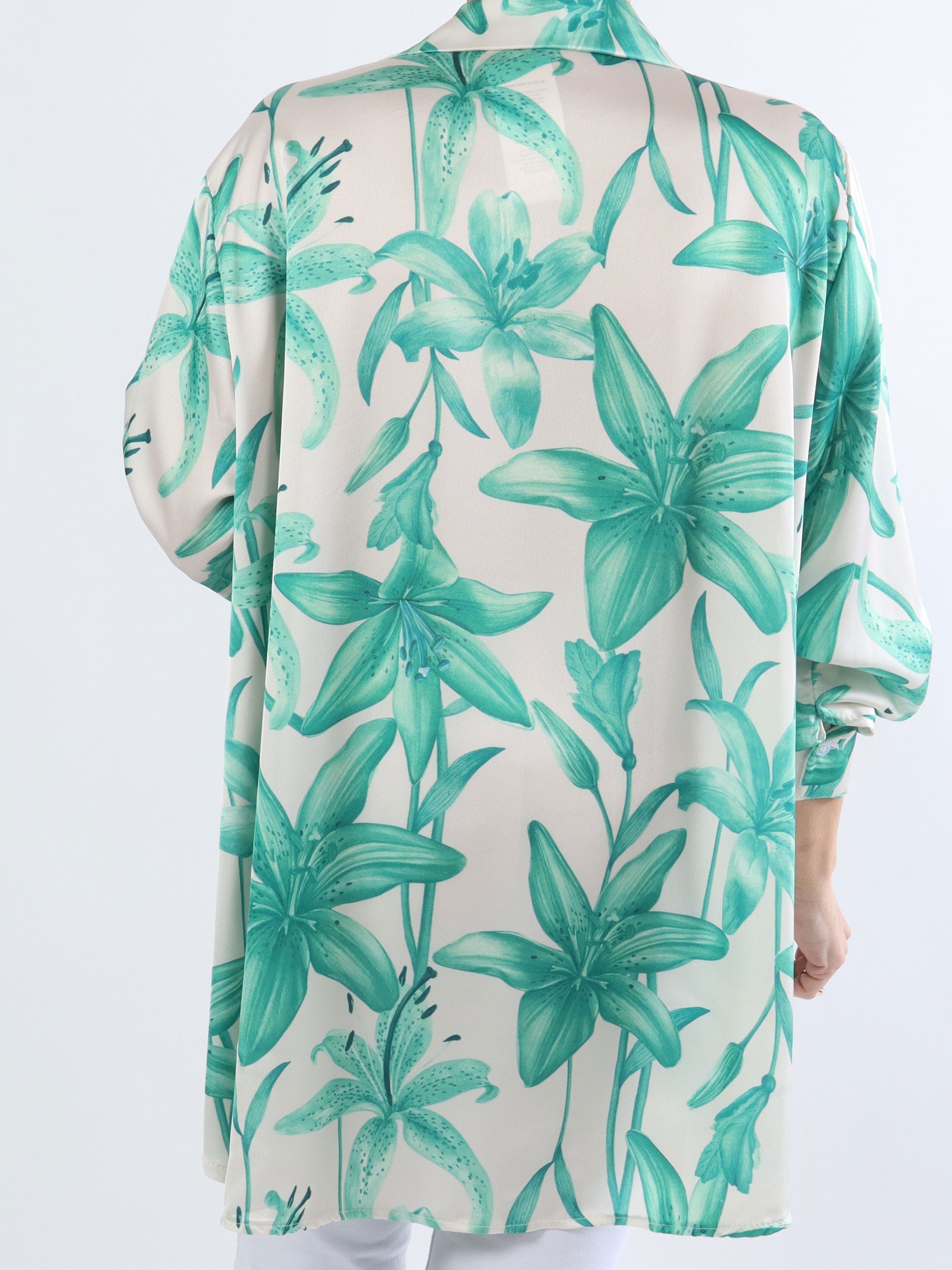Paradise - Söt plus size skjorta i silkeslook med liljemotiv