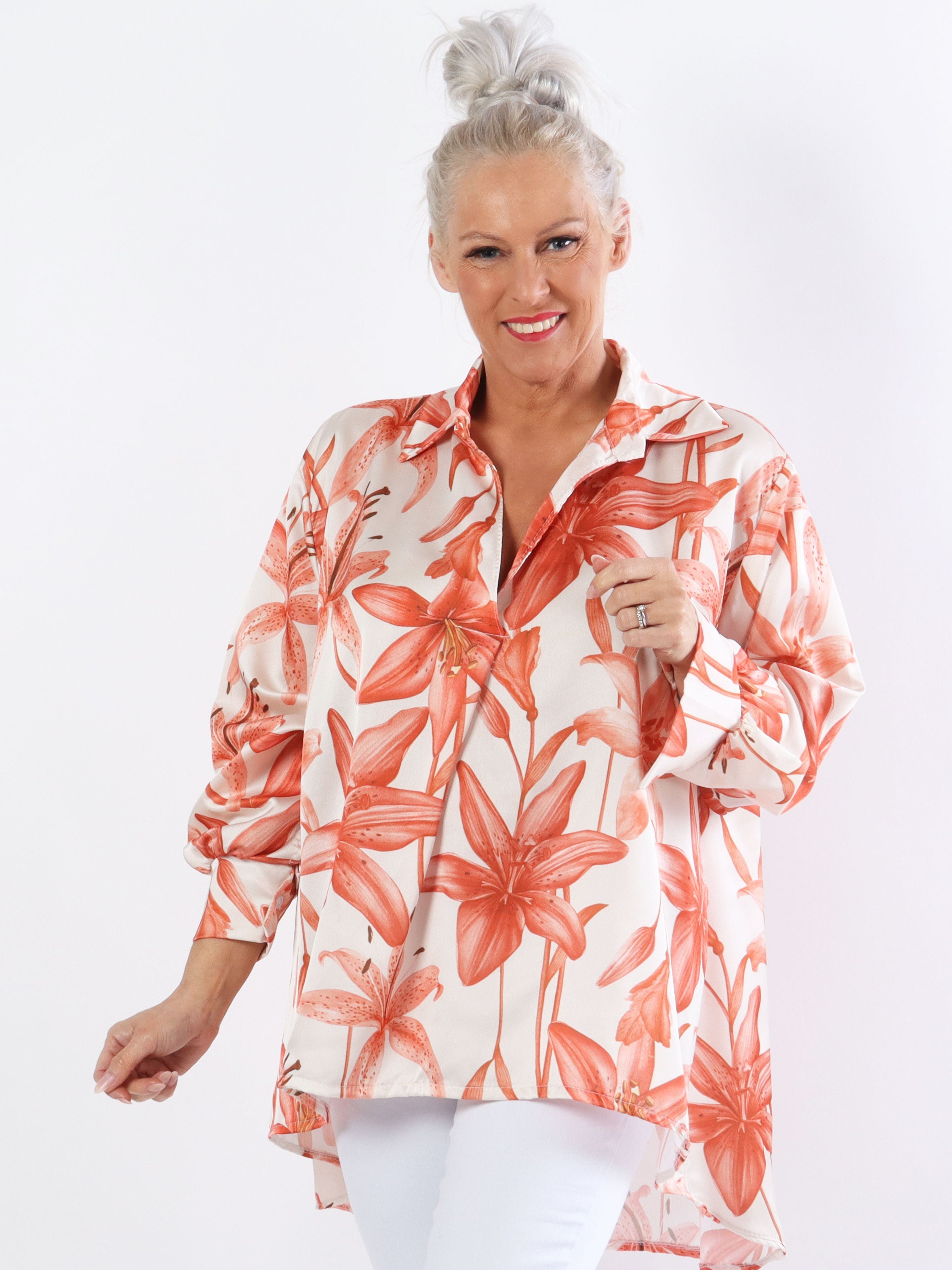 Paradise - Söt plus size skjorta i silkeslook med liljemotiv