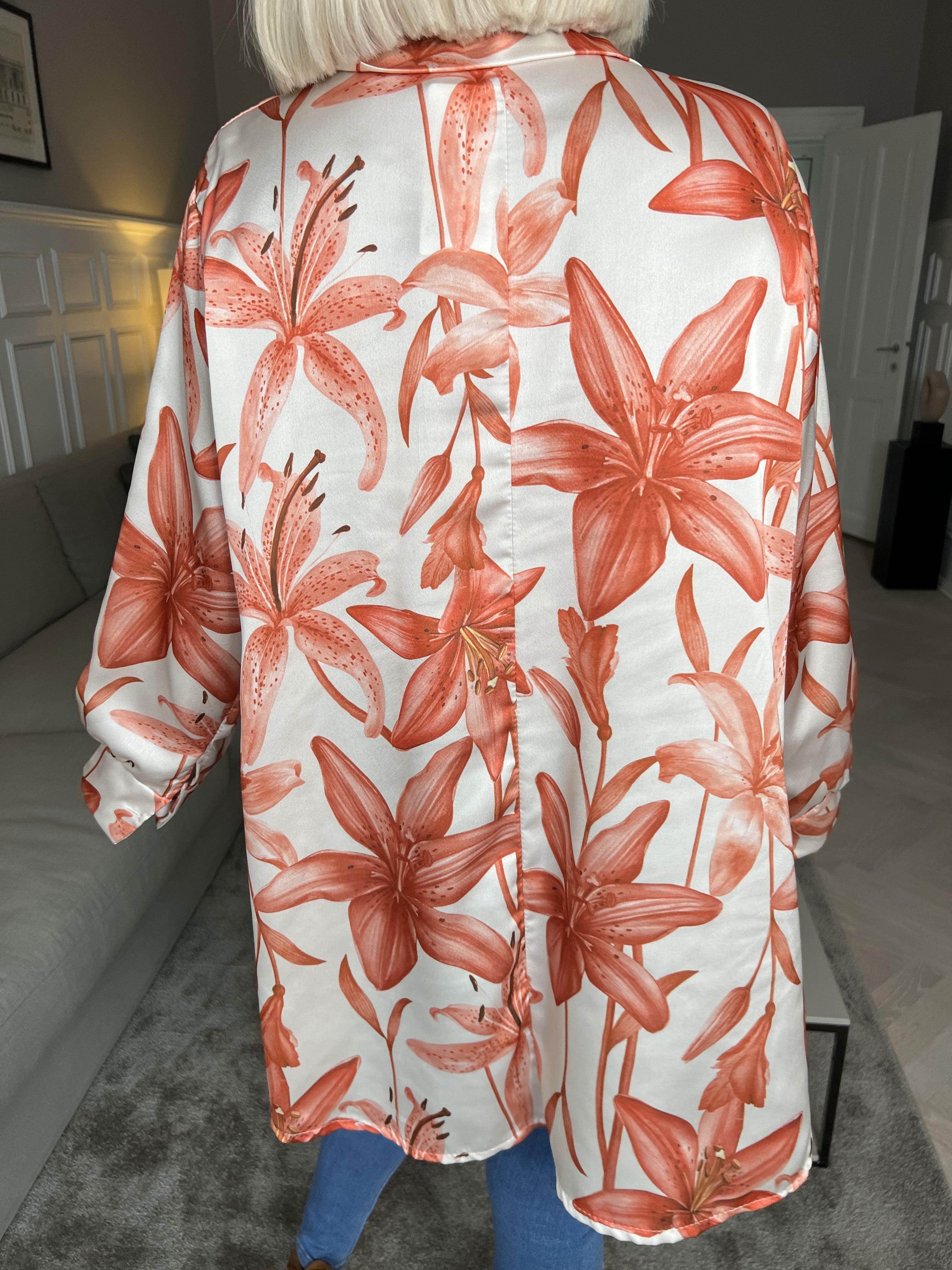 Paradise - Söt skjorta i silkeslook med liljemotiv