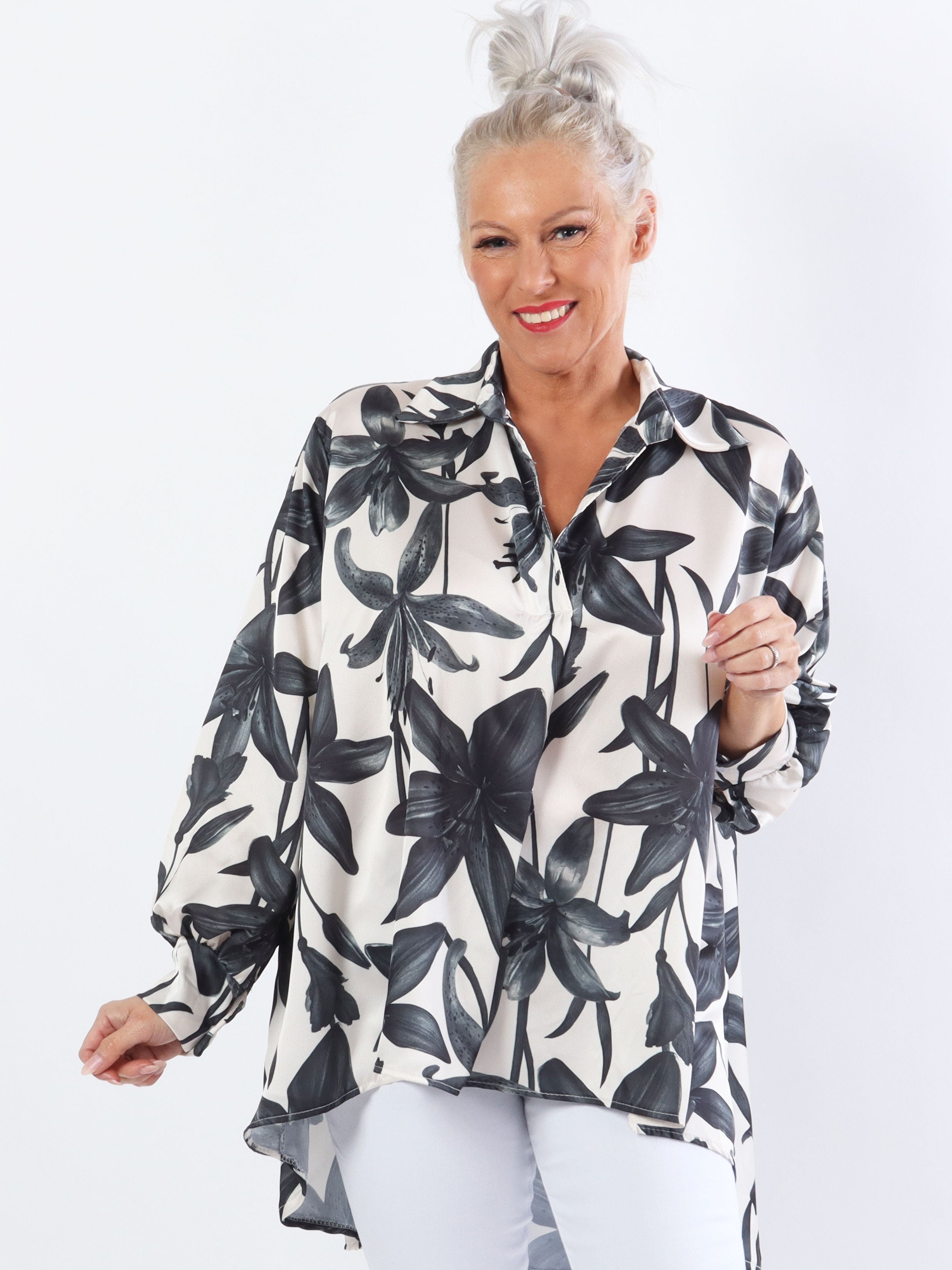 Paradise - Söt plus size skjorta i silkeslook med liljemotiv
