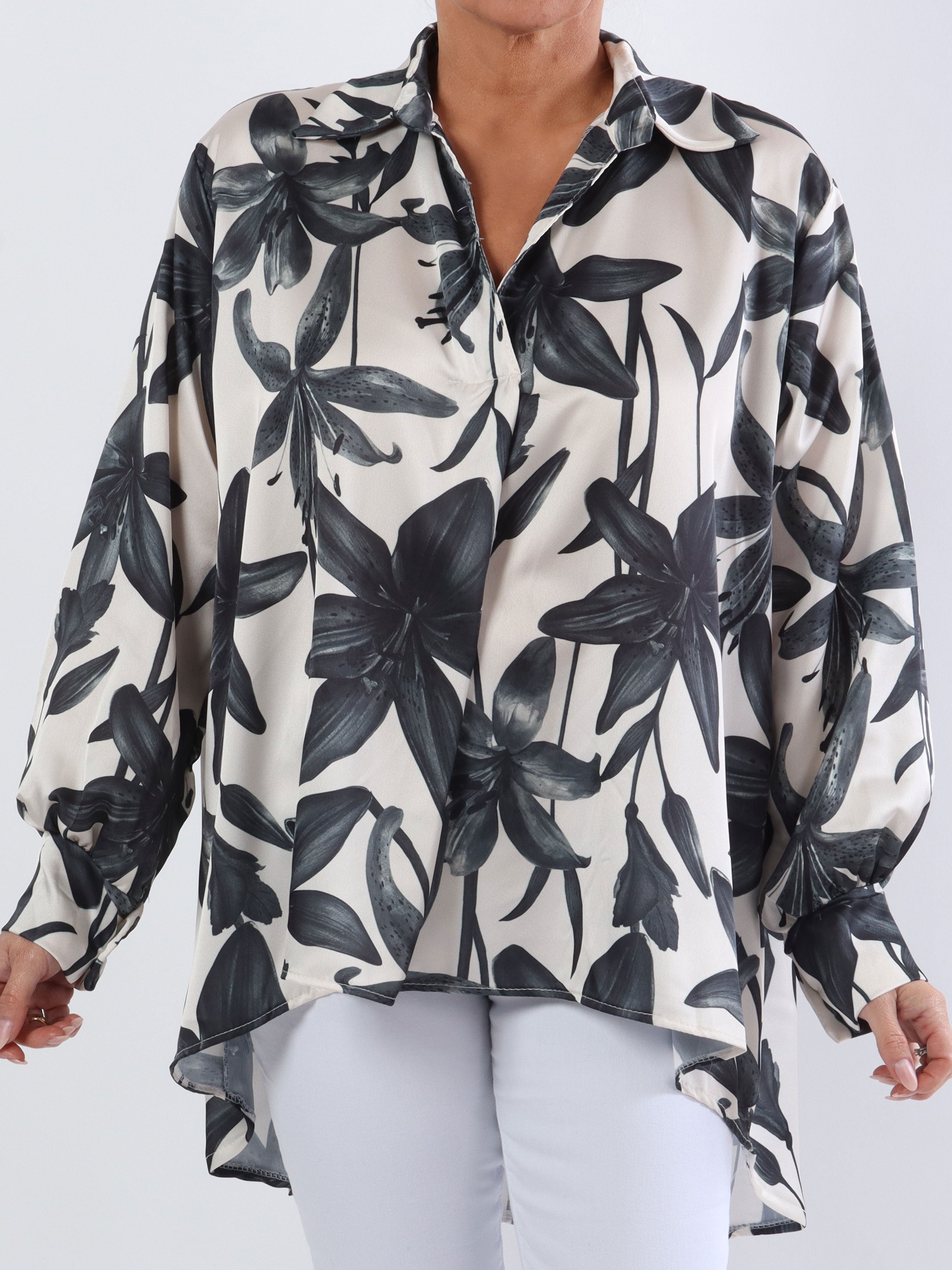 Paradise - Söt plus size skjorta i silkeslook med liljemotiv