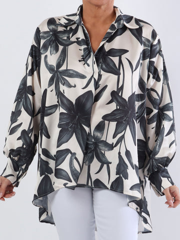 Paradise - Söt plus size skjorta i sidenlook med liljemönster