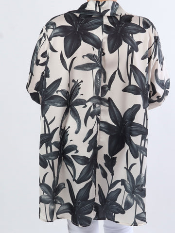 Paradise - Söt plus size skjorta i sidenlook med liljemönster
