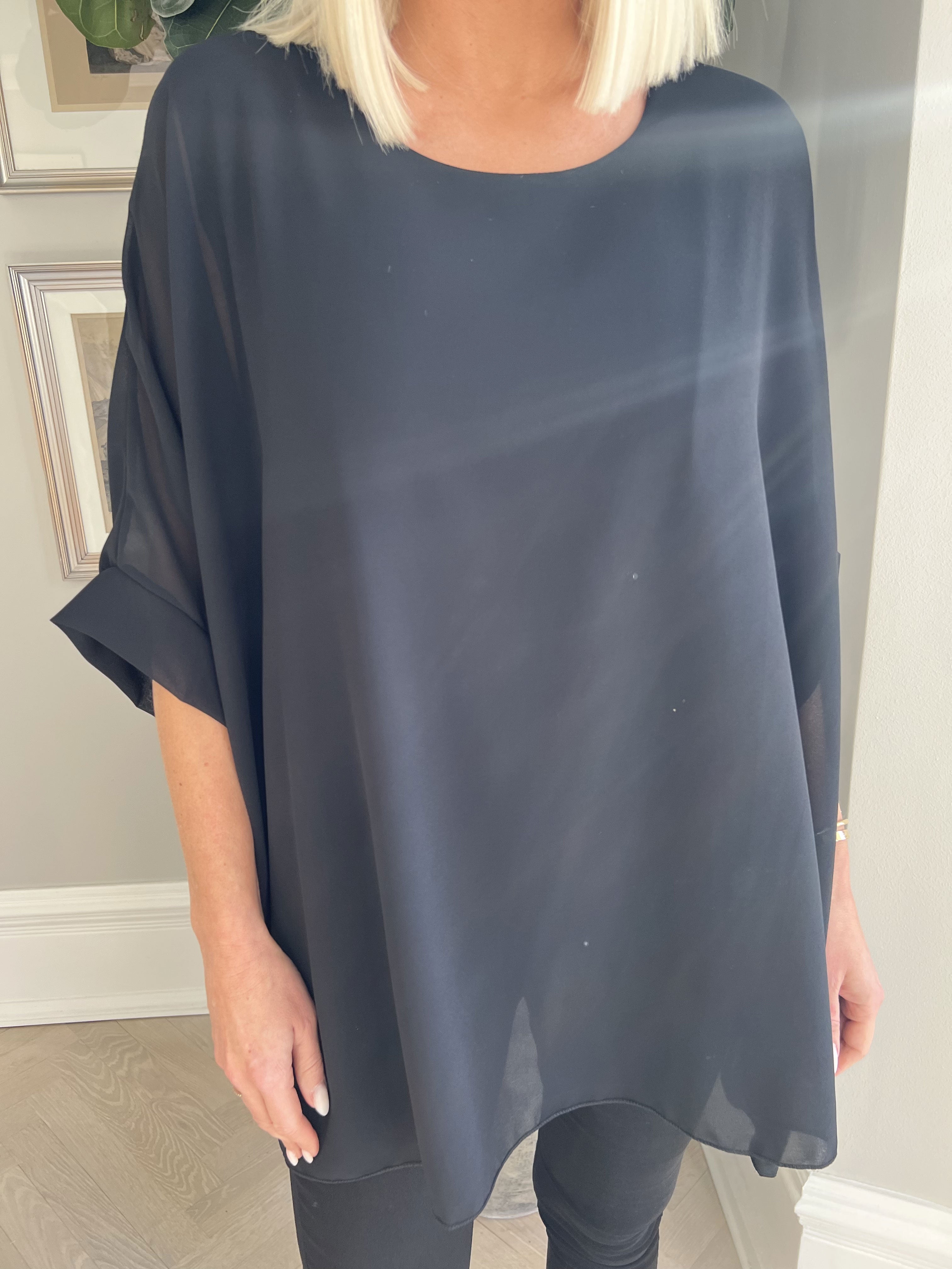 Patty - Söt tunika med chiffonglager på utsidan