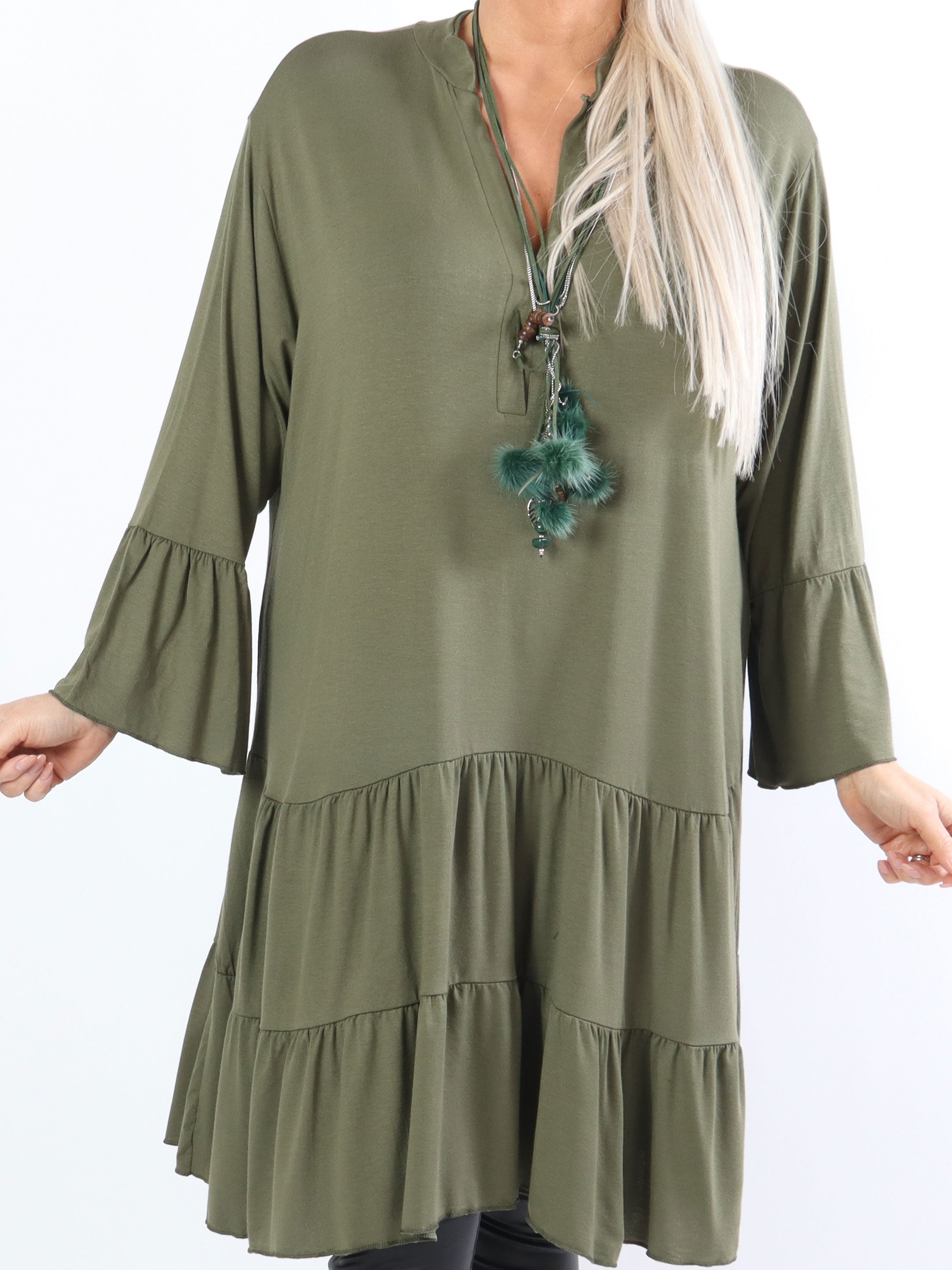 Pauline Plain - Plus size klänning med v-ringning och liten volangkjol