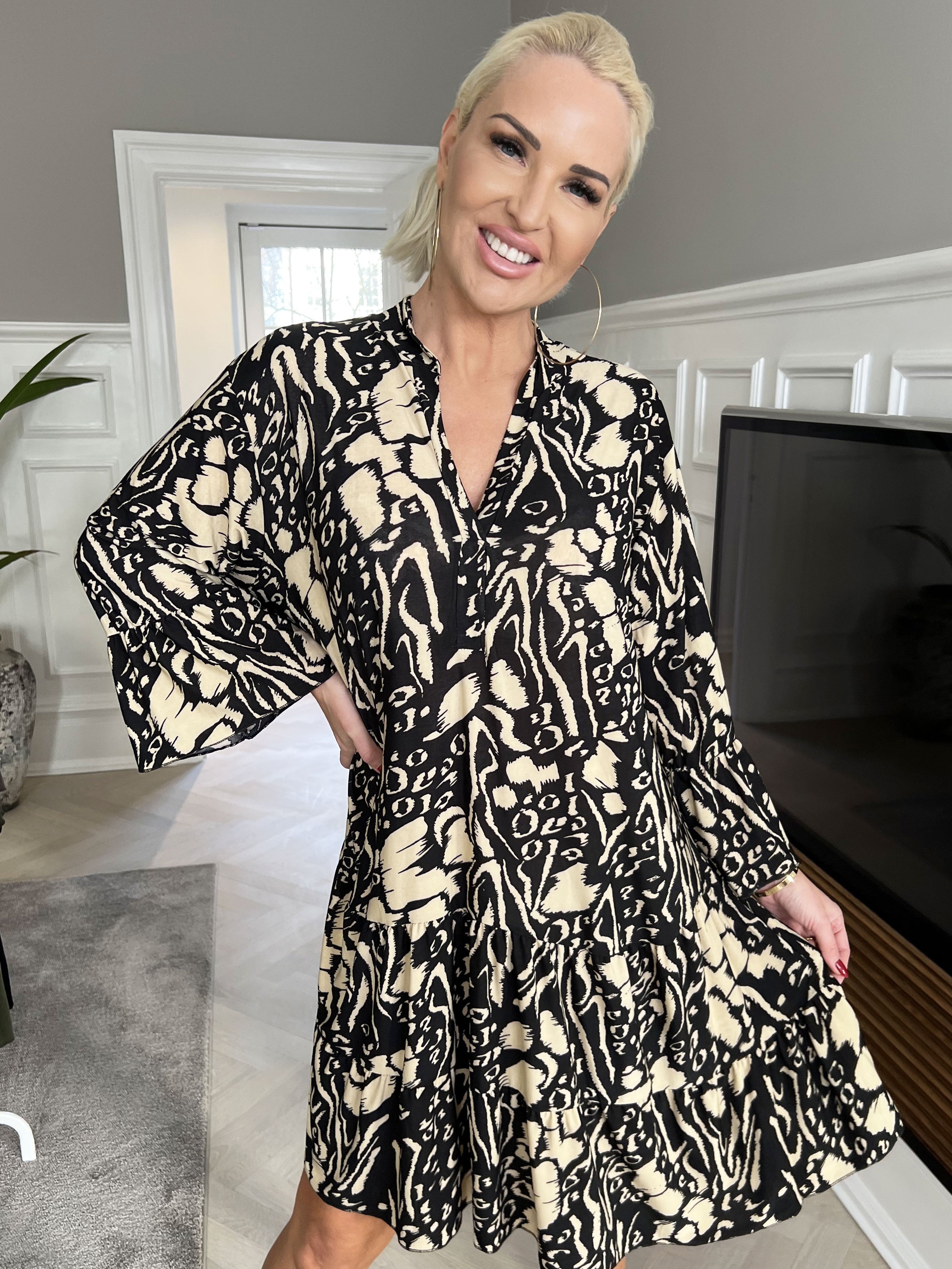 Pauline Pattern - Klänning med v-ringning och liten volangkjol