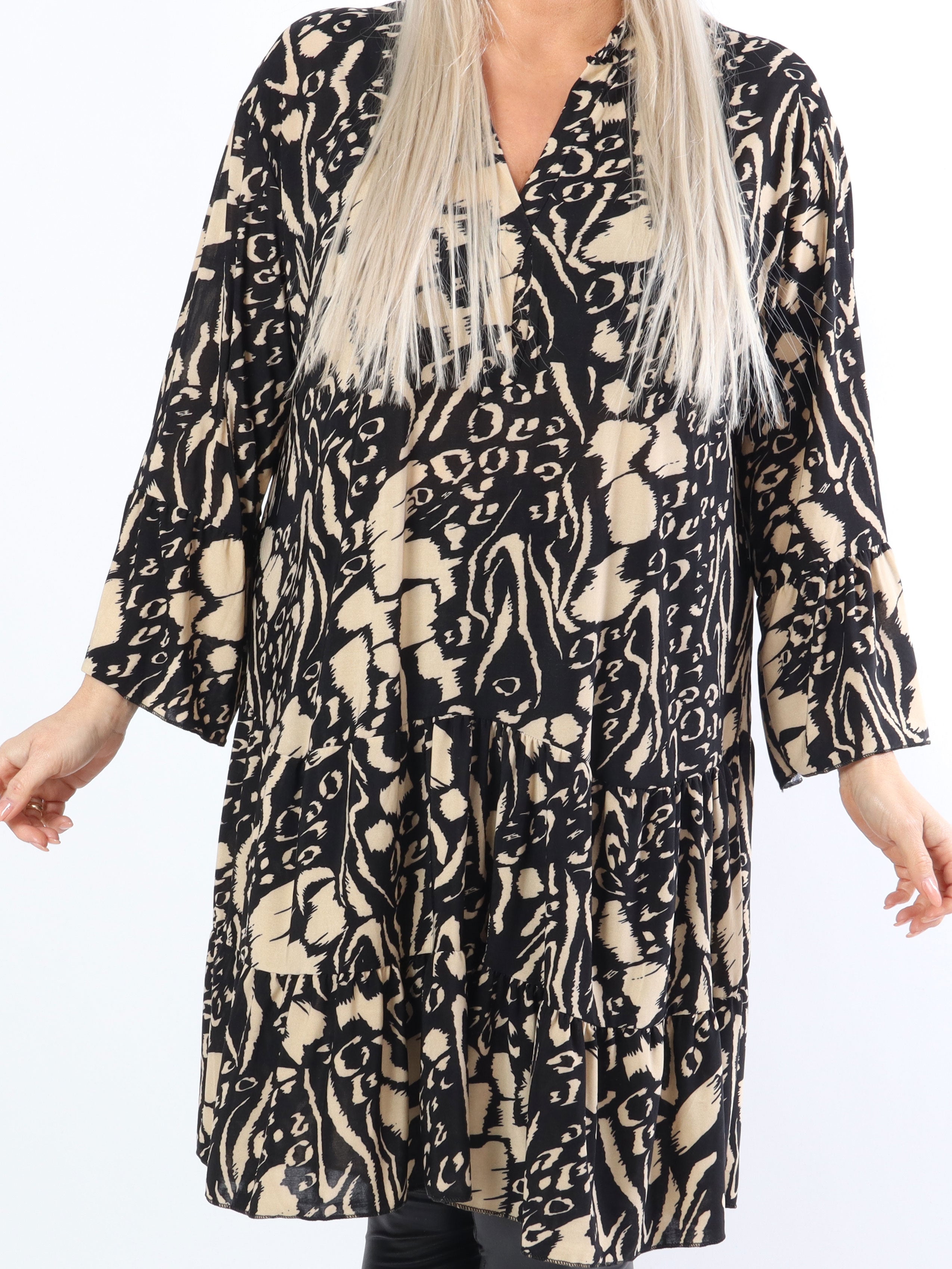 Pauline Pattern - Plus size klänning med v-ringning och liten volangkjol