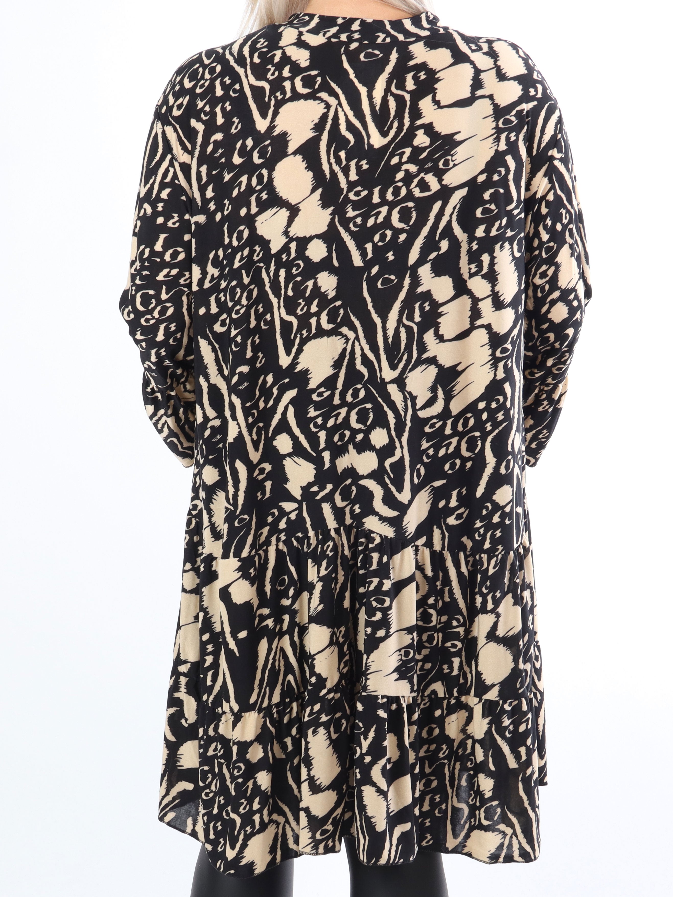 Pauline Pattern - Plus size klänning med v-ringning och liten volangkjol